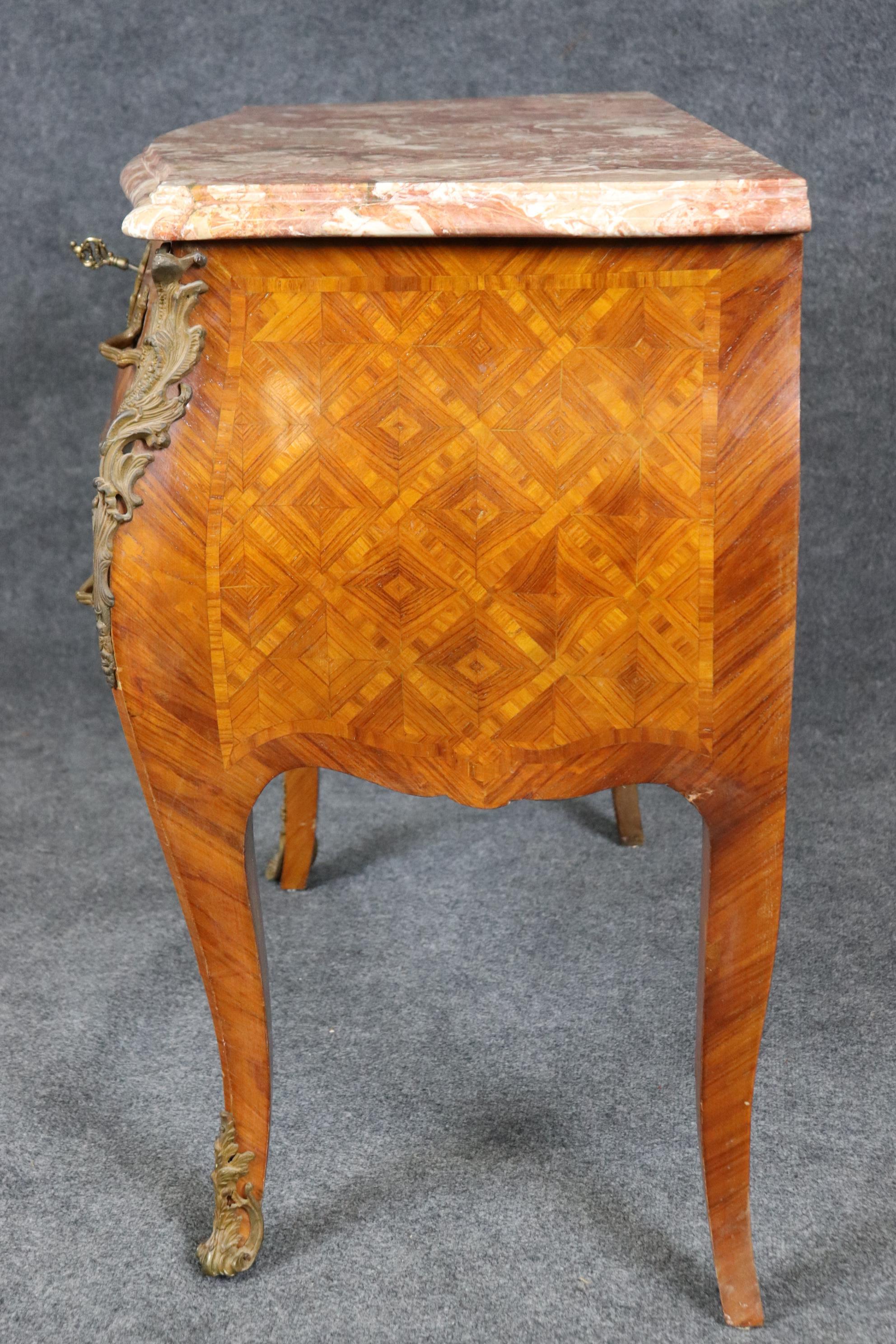 Commode in marmo intarsiato in legno di Oliver di manifattura italiana in stile Luigi XV In condizioni buone in vendita a Swedesboro, NJ