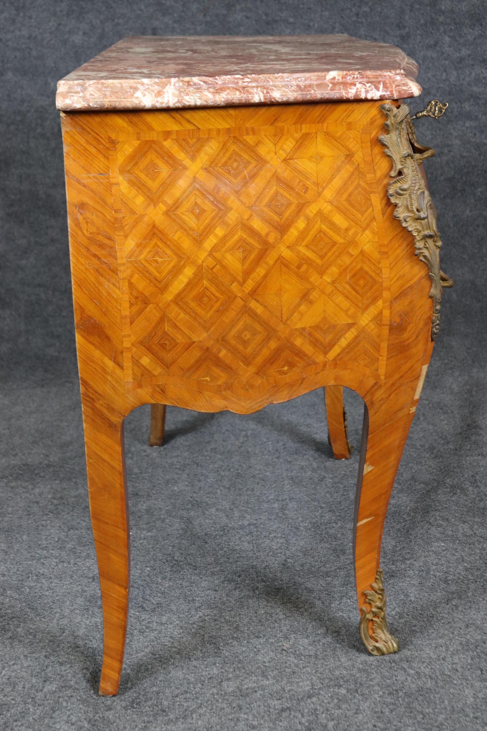 Bronzo Commode in marmo intarsiato in legno di Oliver di manifattura italiana in stile Luigi XV in vendita