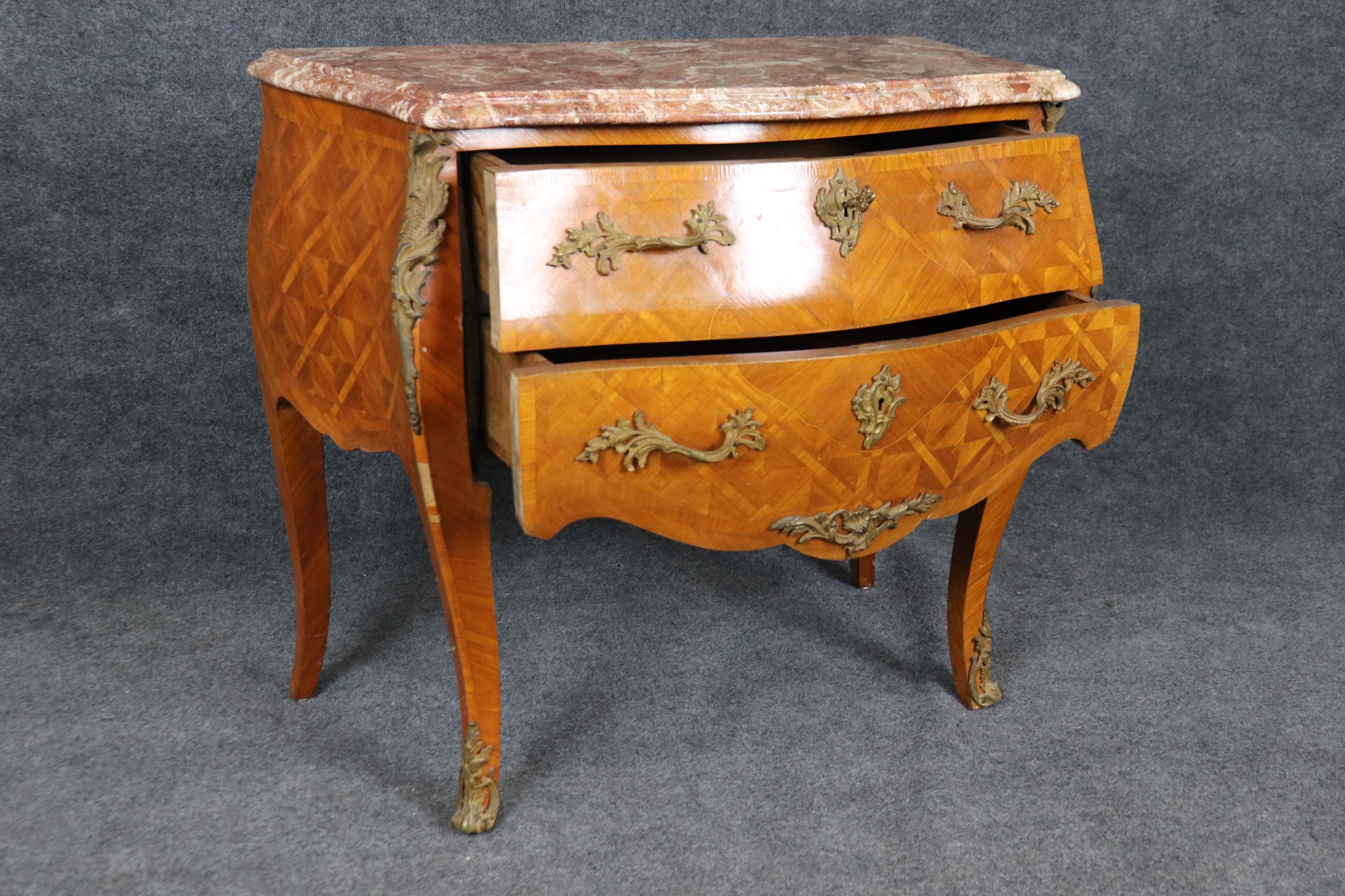 Commode in marmo intarsiato in legno di Oliver di manifattura italiana in stile Luigi XV in vendita 1