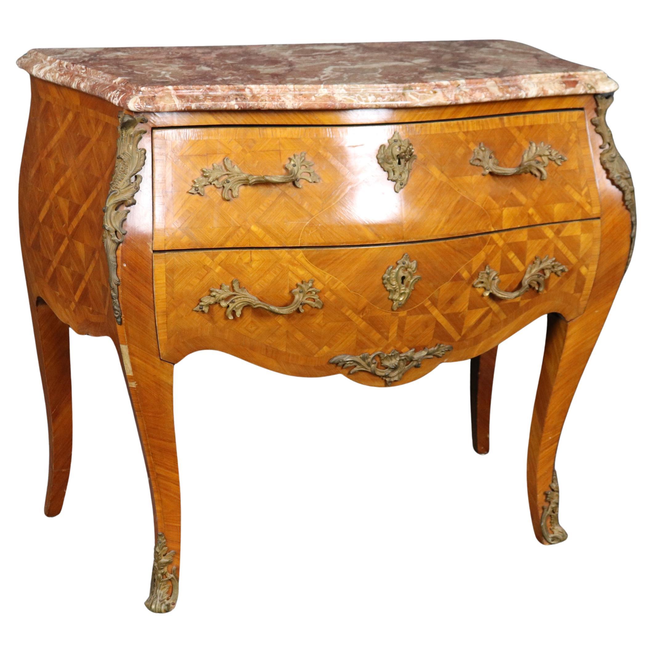 Cómoda de mármol con incrustaciones de madera de olivo de fabricación italiana francesa estilo Luis XV