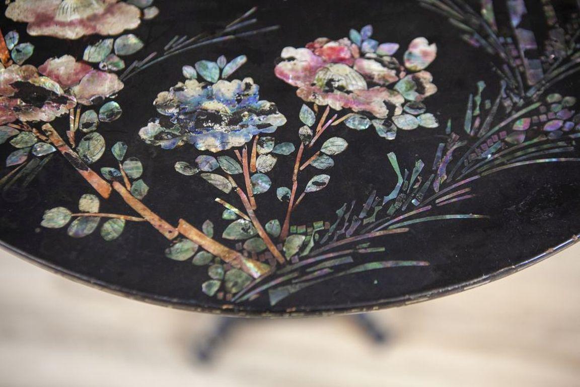 Inlaid Oriental Tea Table From the Early 20th Century In Good Condition For Sale In Opole, PL