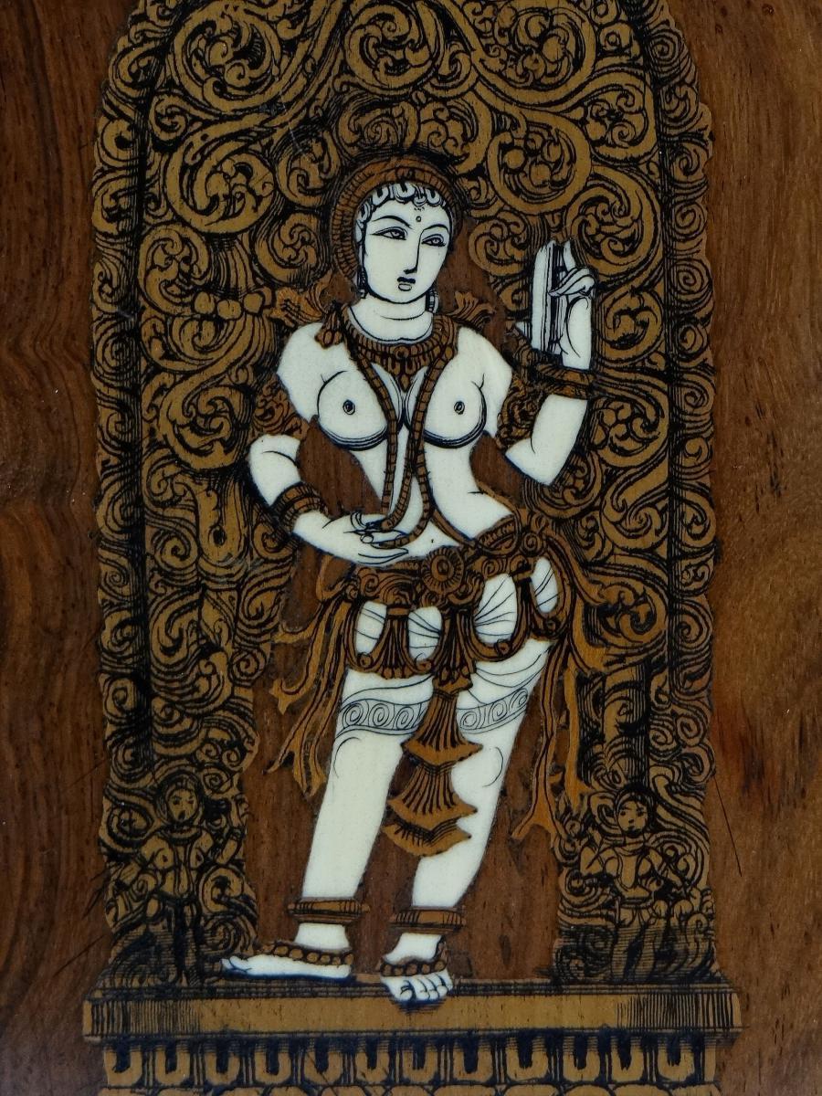 Very nice little panel inlaid with wood and animal material depicting an Indian goddess. This Anglo-Indian work of the years 1920-1930 is of a very great delicacy, mixing with delicacy an architecture partly inspired by Europe and an aesthetic