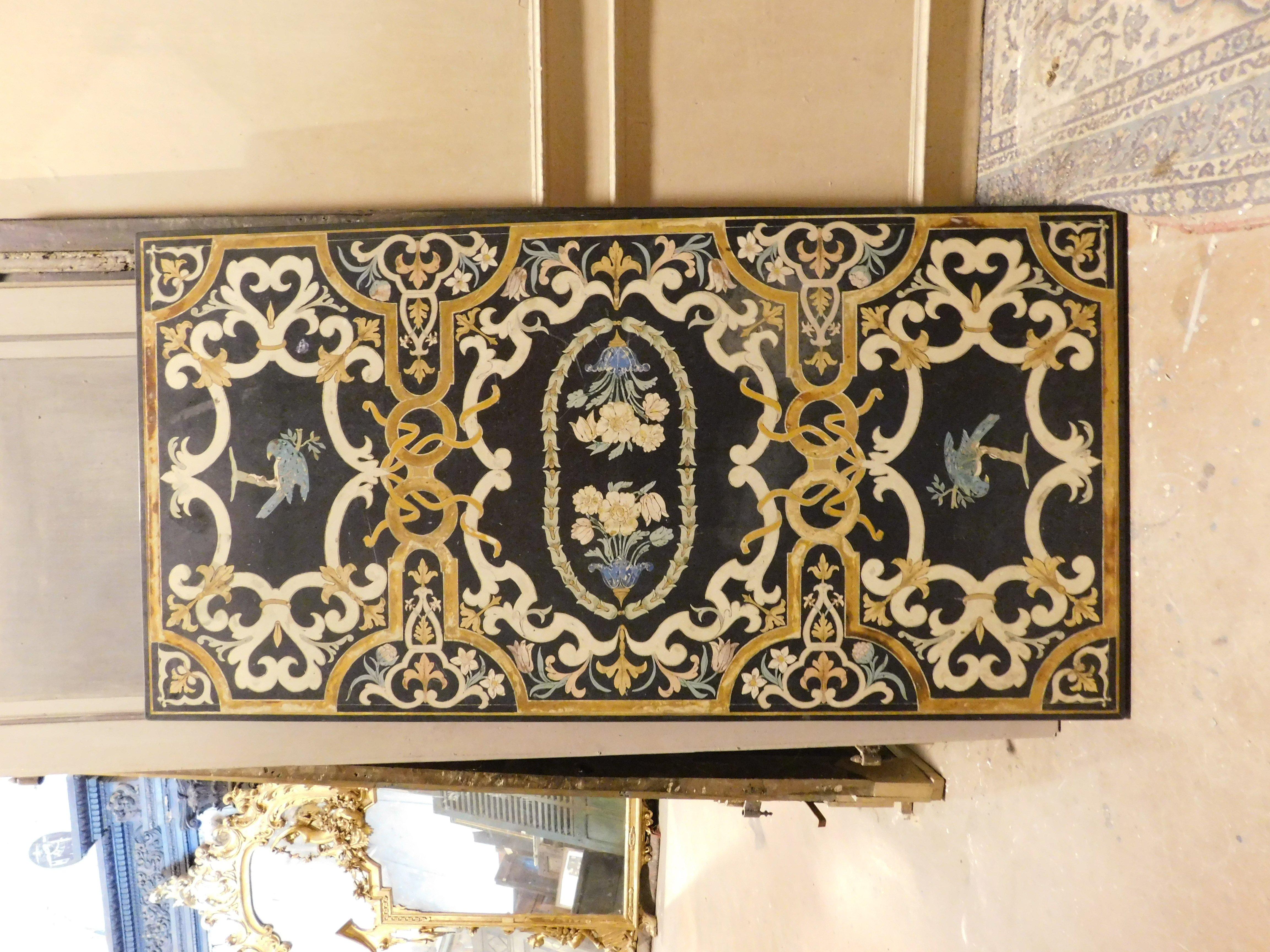 Panneau ancien, panneau frontal marqueté en scaiola, plateau de table avec de riches incrustations colorées avec des décorations florales et feuillues. Original du 19e siècle, provenant de Rome (Italie).
Il peut être utilisé comme plateau de table