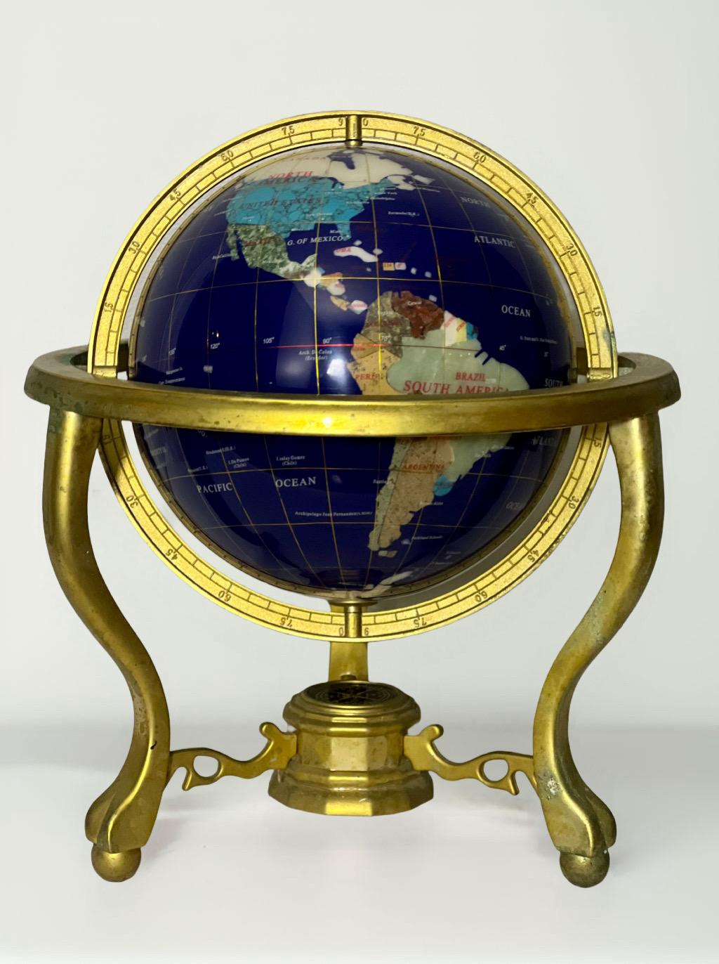 Fait main Globe terrestre de table en pierre précieuse Pietra Dura incrustée sur support en laiton en vente