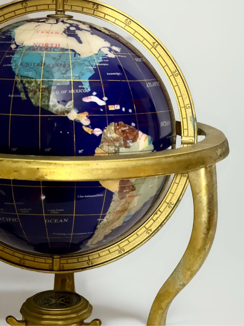 Globe terrestre de table en pierre précieuse Pietra Dura incrustée sur support en laiton Bon état - En vente à Doylestown, PA