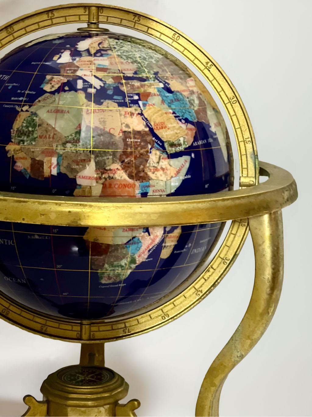 20ième siècle Globe terrestre de table en pierre précieuse Pietra Dura incrustée sur support en laiton en vente