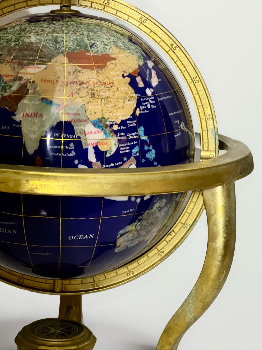 Laiton Globe terrestre de table en pierre précieuse Pietra Dura incrustée sur support en laiton en vente