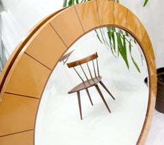 Specchio da parete con cornice rotonda intarsiata e smussata con accenti di madreperla