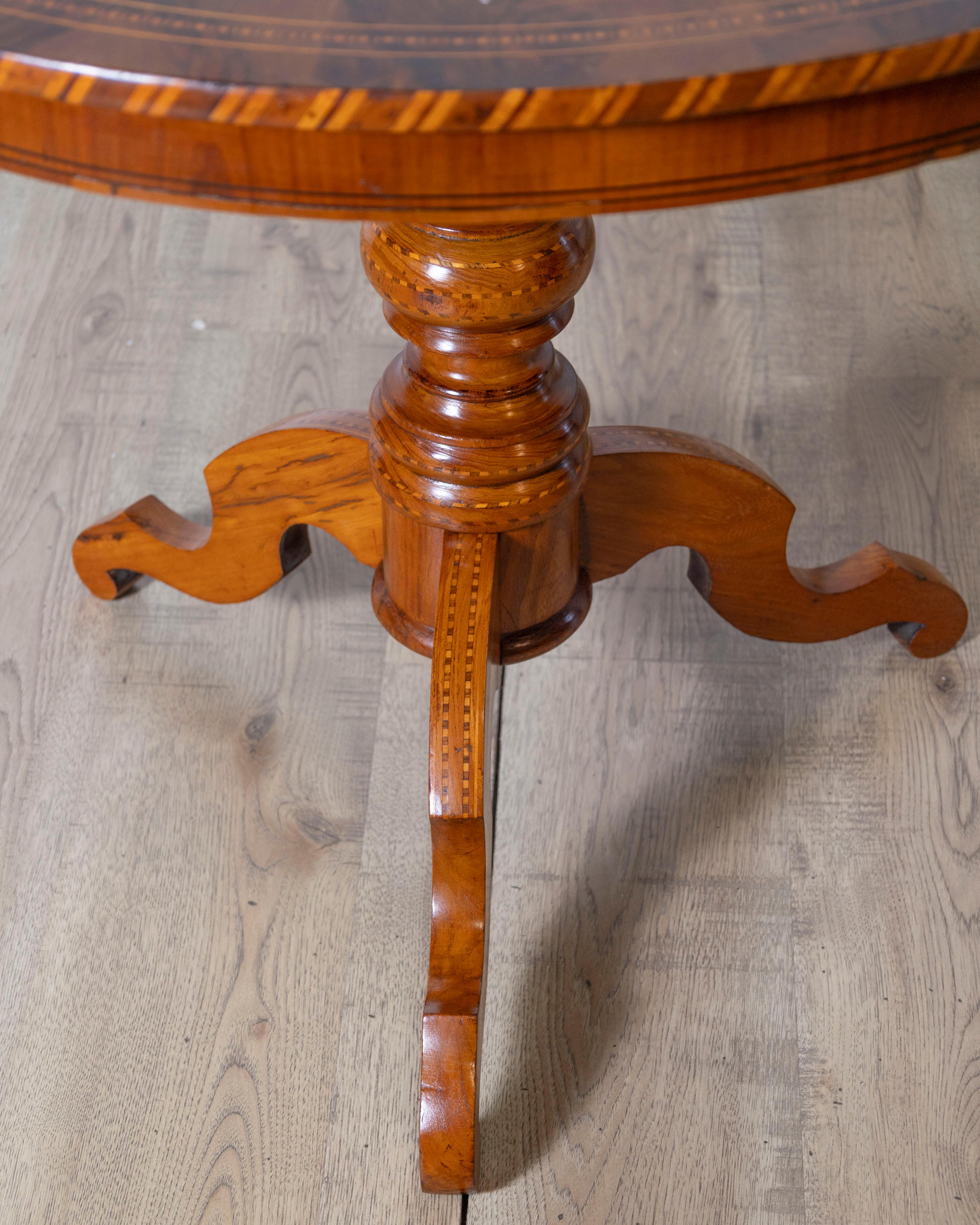 Table ronde incrustée Bon état - En vente à Atlanta, GA