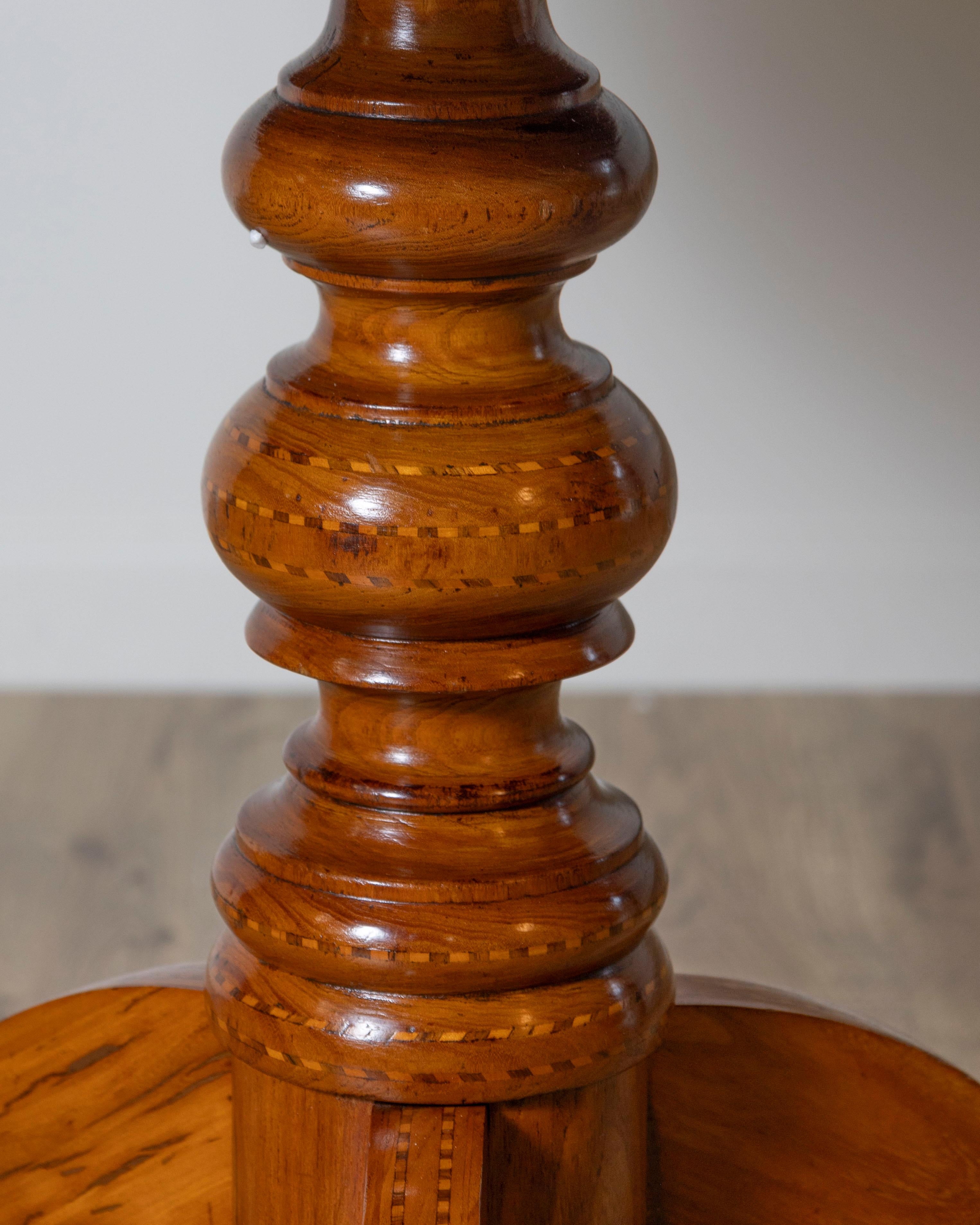 Noyer Table ronde incrustée en vente
