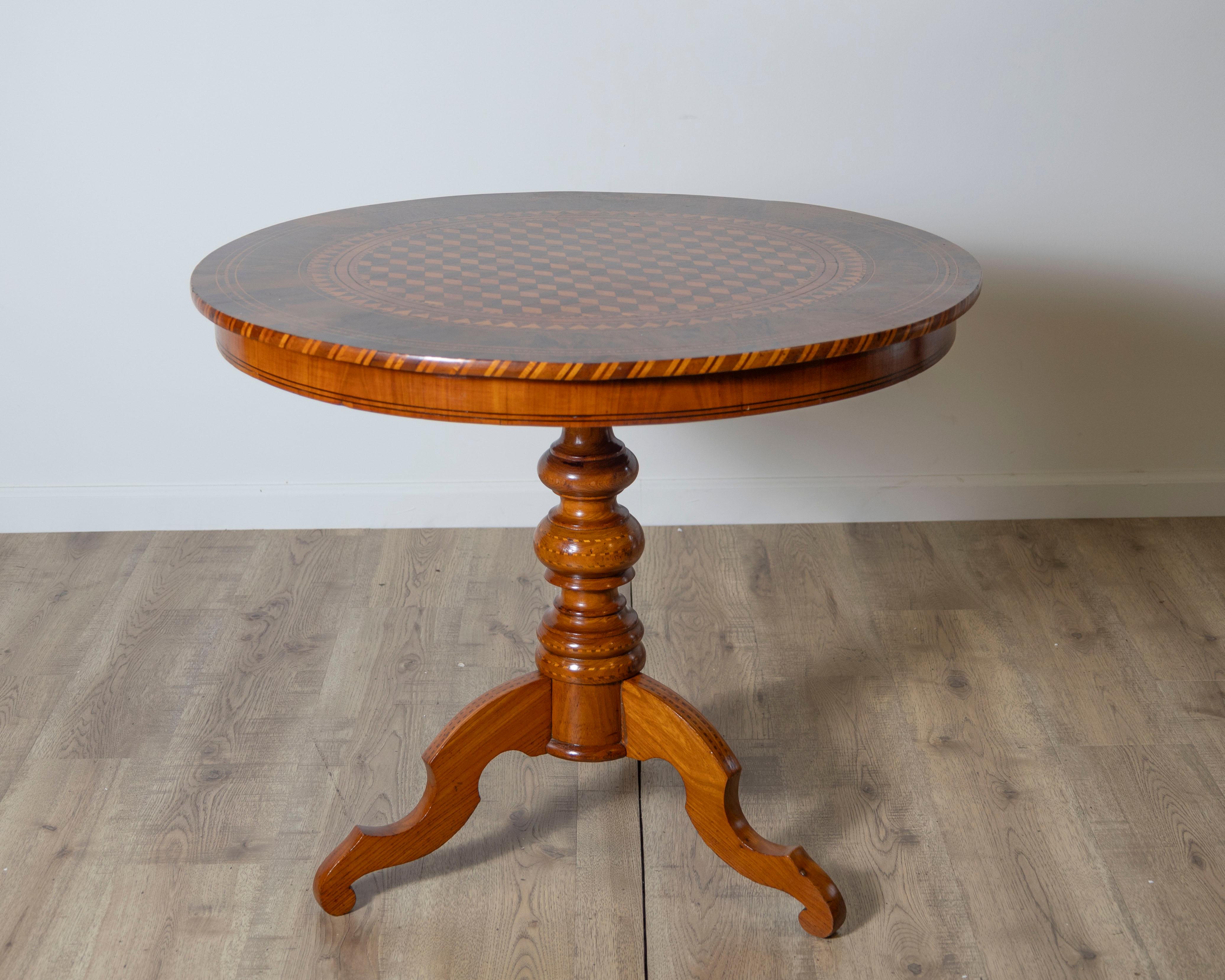 Table ronde incrustée en vente 3