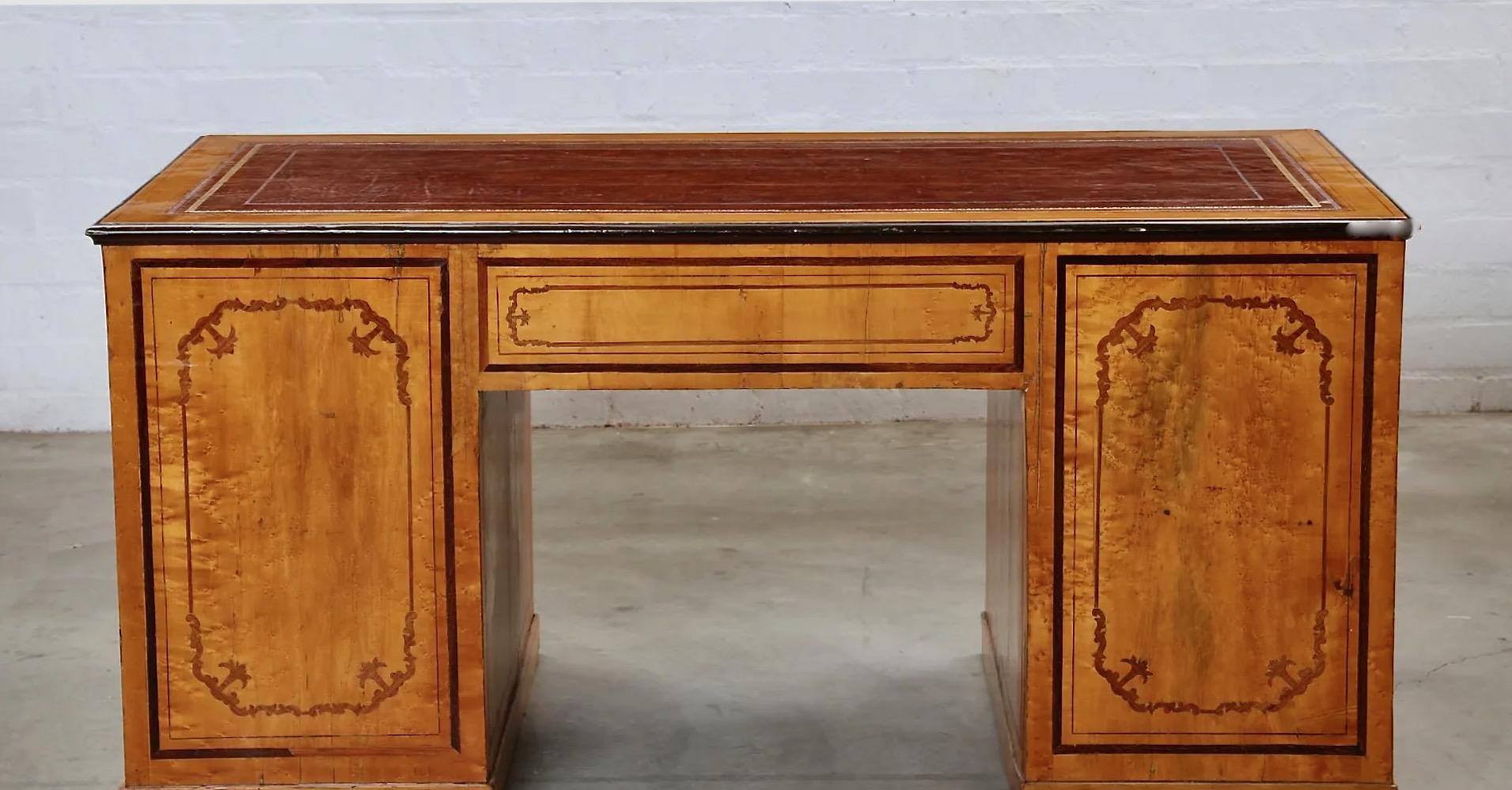 Anglais Bureau à double piédestal en bois de satin incrusté en vente