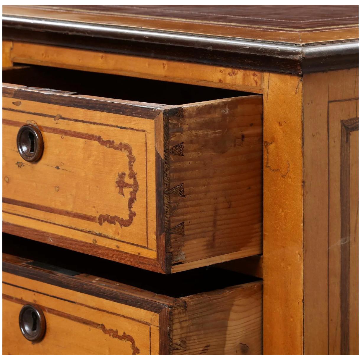 Bureau à double piédestal en bois de satin incrusté Bon état - En vente à Pasadena, CA