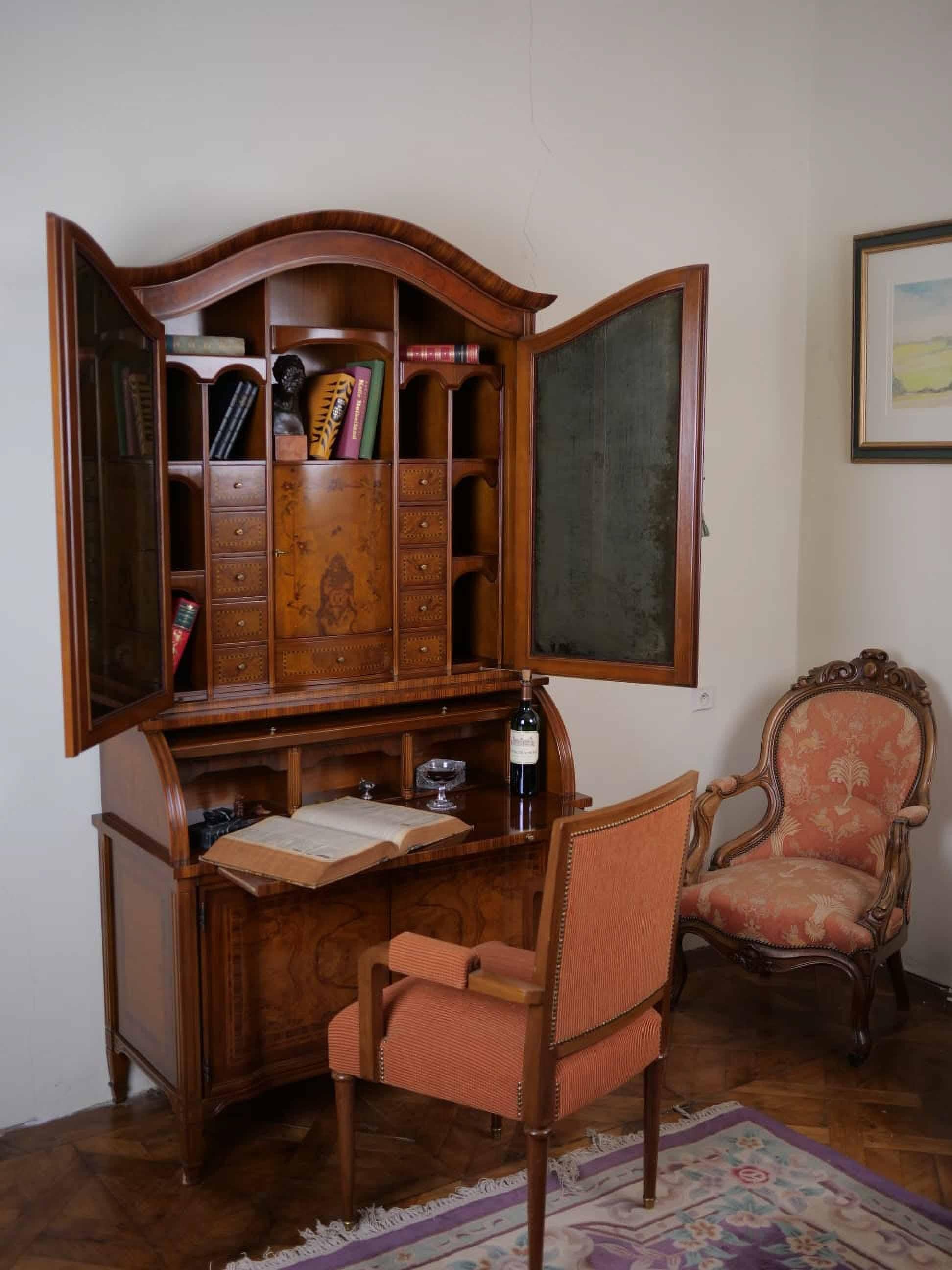 Inlaid secretary with bookcase and desk

This beautifully decorated secretary represents a rare piece of bourgeois furniture, combining elegance and practical functionality. Made of quality wood, the cabinet stands out for its rich marquetry, which