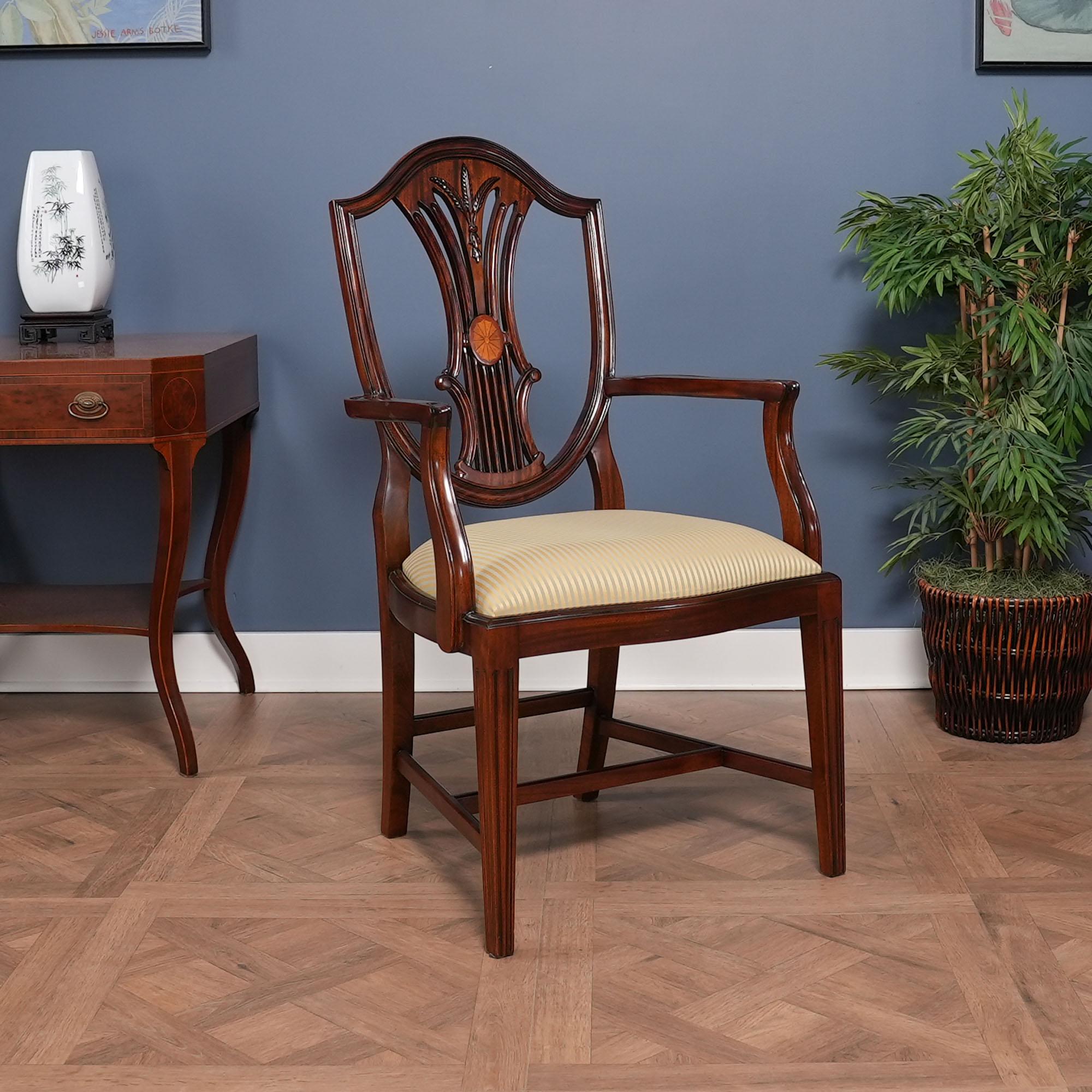 Questo set di 10 sedie con schienale a scudo intarsiato comprende 2 poltrone e 8 sedie laterali. Queste sedie con schienale a scudo sono più alte di molte sedie tradizionali con schienale a scudo, permettendo al proprietario di casa di vedere la