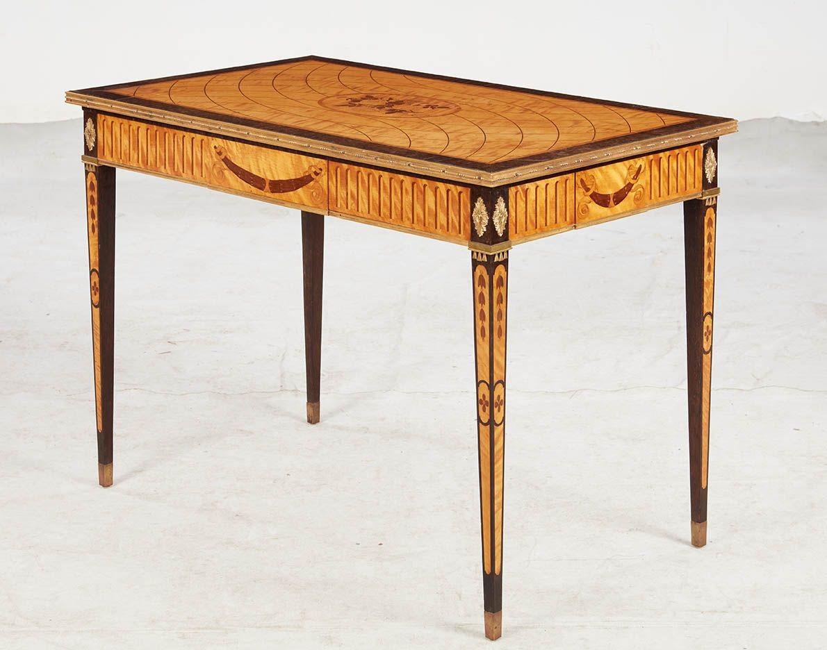 Console intarsiata in legno di raso svedese in vendita 3