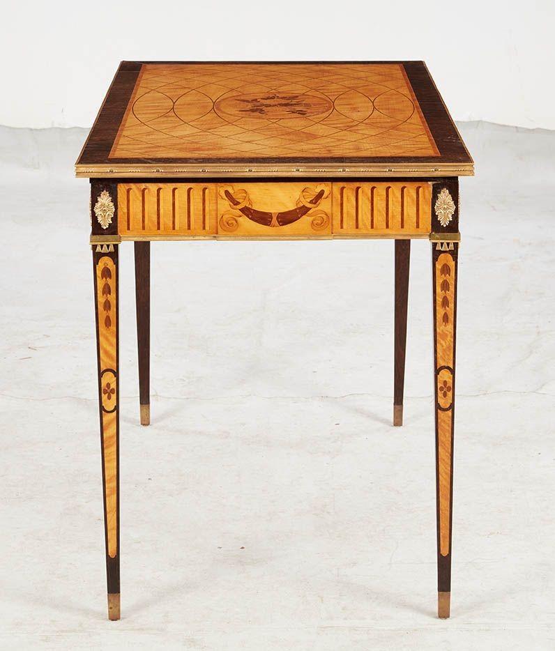 Console intarsiata in legno di raso svedese in vendita 4