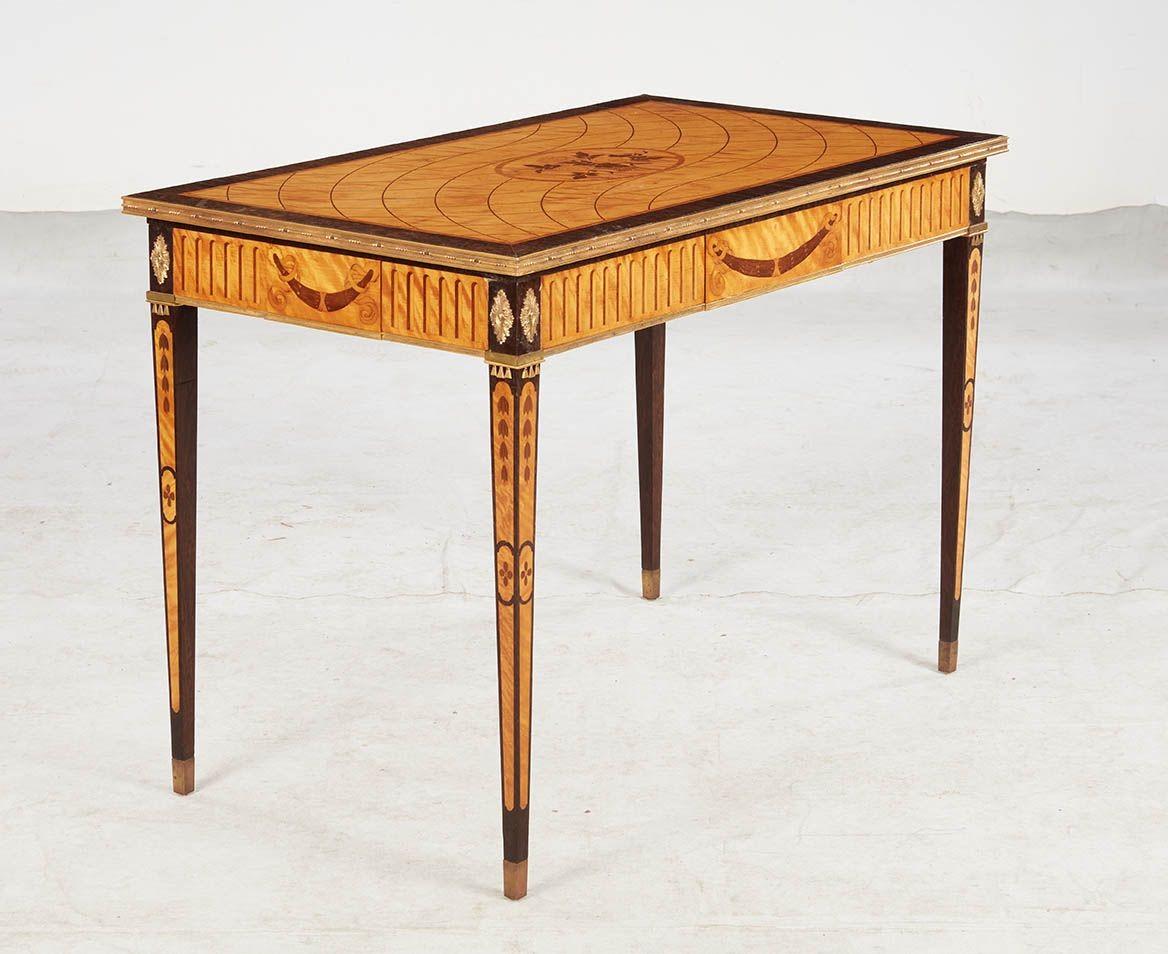Console intarsiata in legno di raso svedese in vendita 5