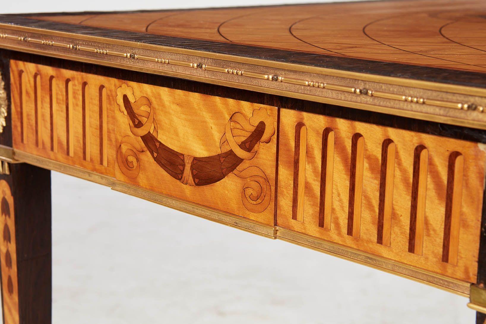 Console intarsiata in legno di raso svedese in vendita 6