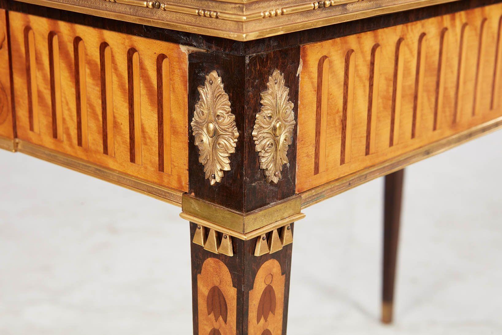 Svedese Console intarsiata in legno di raso svedese in vendita