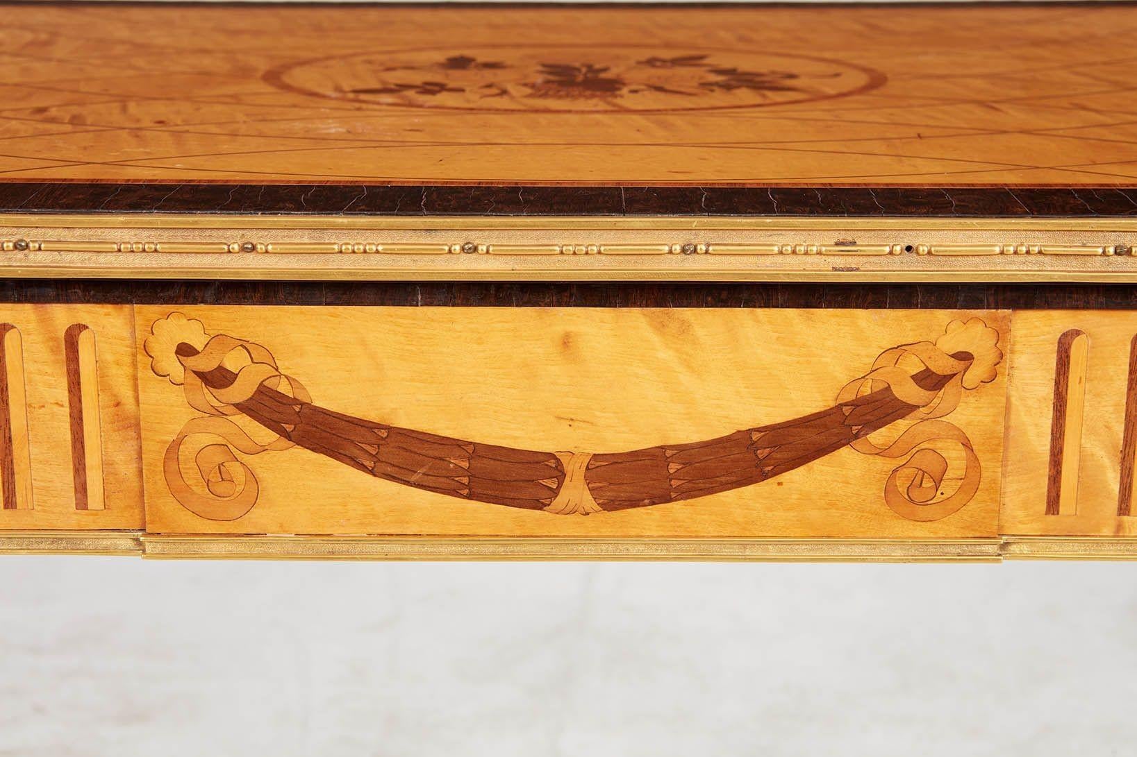 Console intarsiata in legno di raso svedese In condizioni buone in vendita a Greenwich, CT