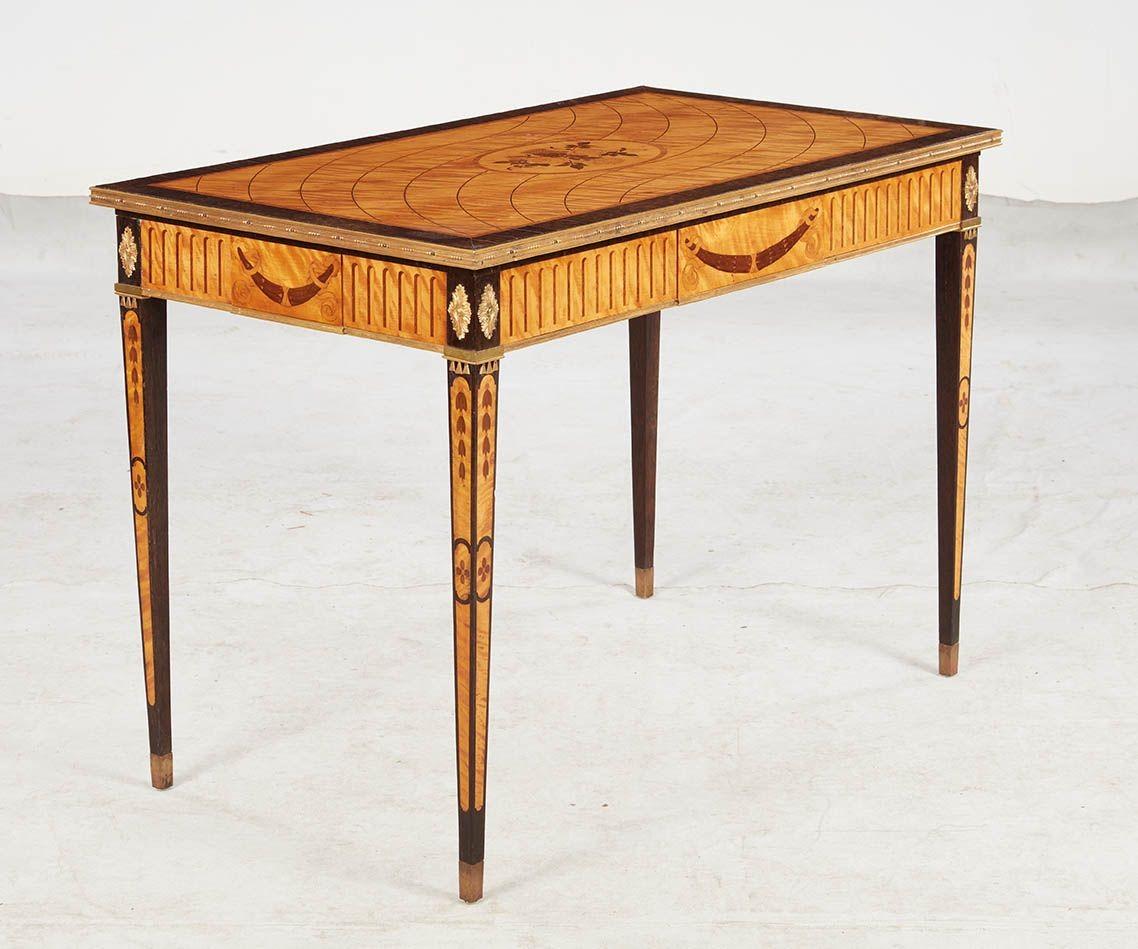 Console intarsiata in legno di raso svedese in vendita 1