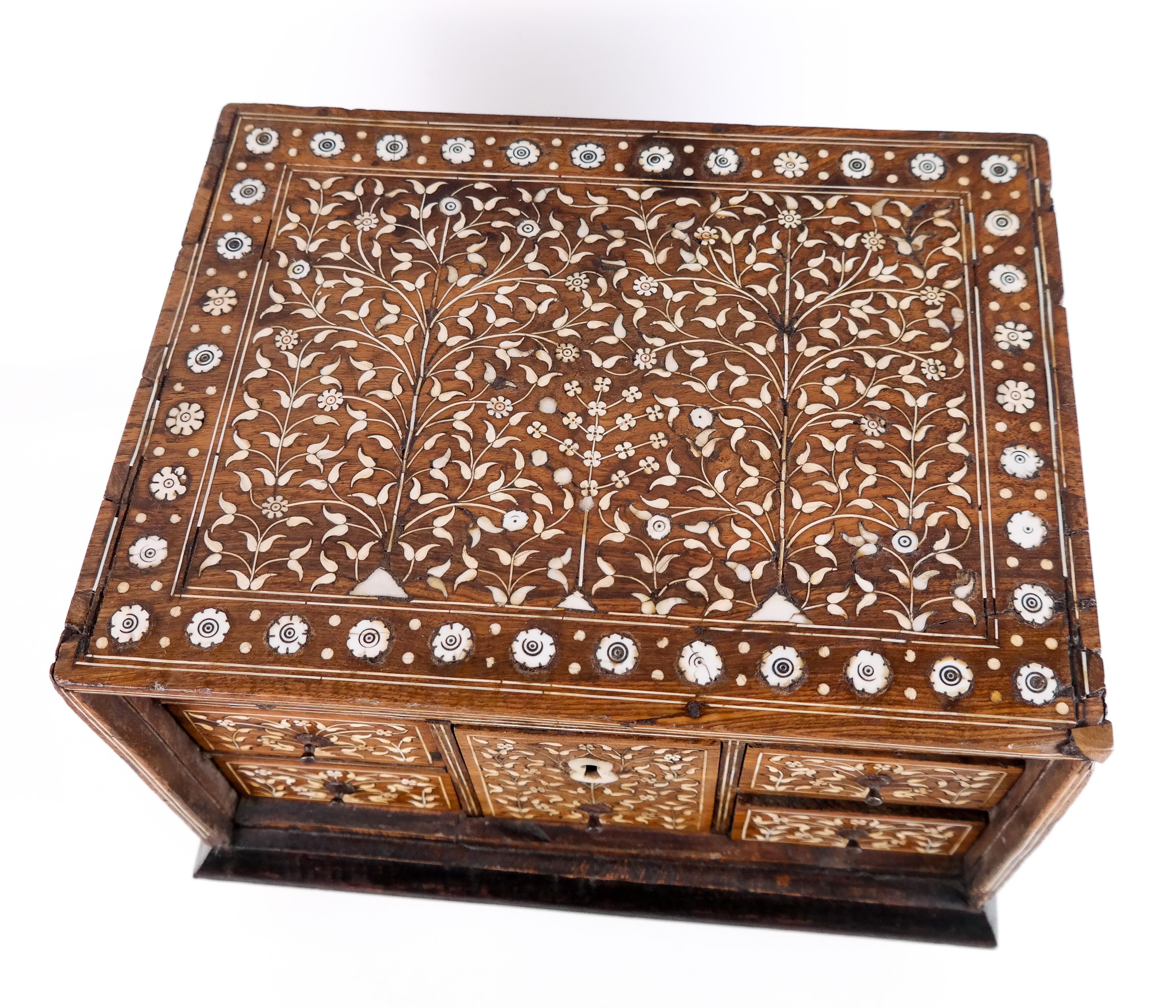 Armario de mesa con incrustaciones en venta 3