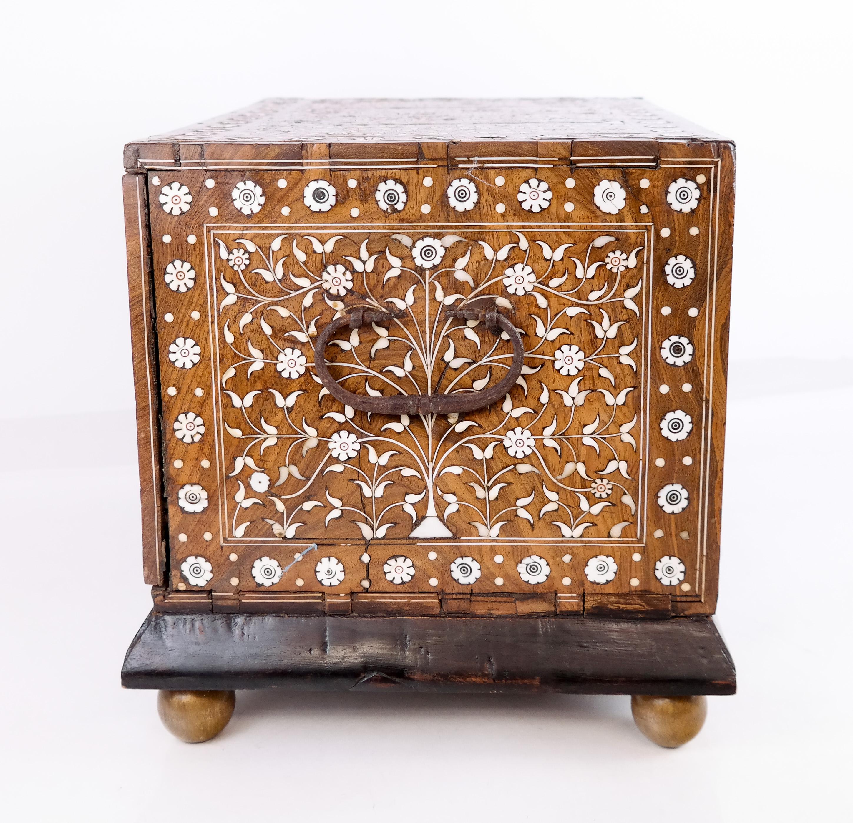Armario de mesa con incrustaciones Indio en venta