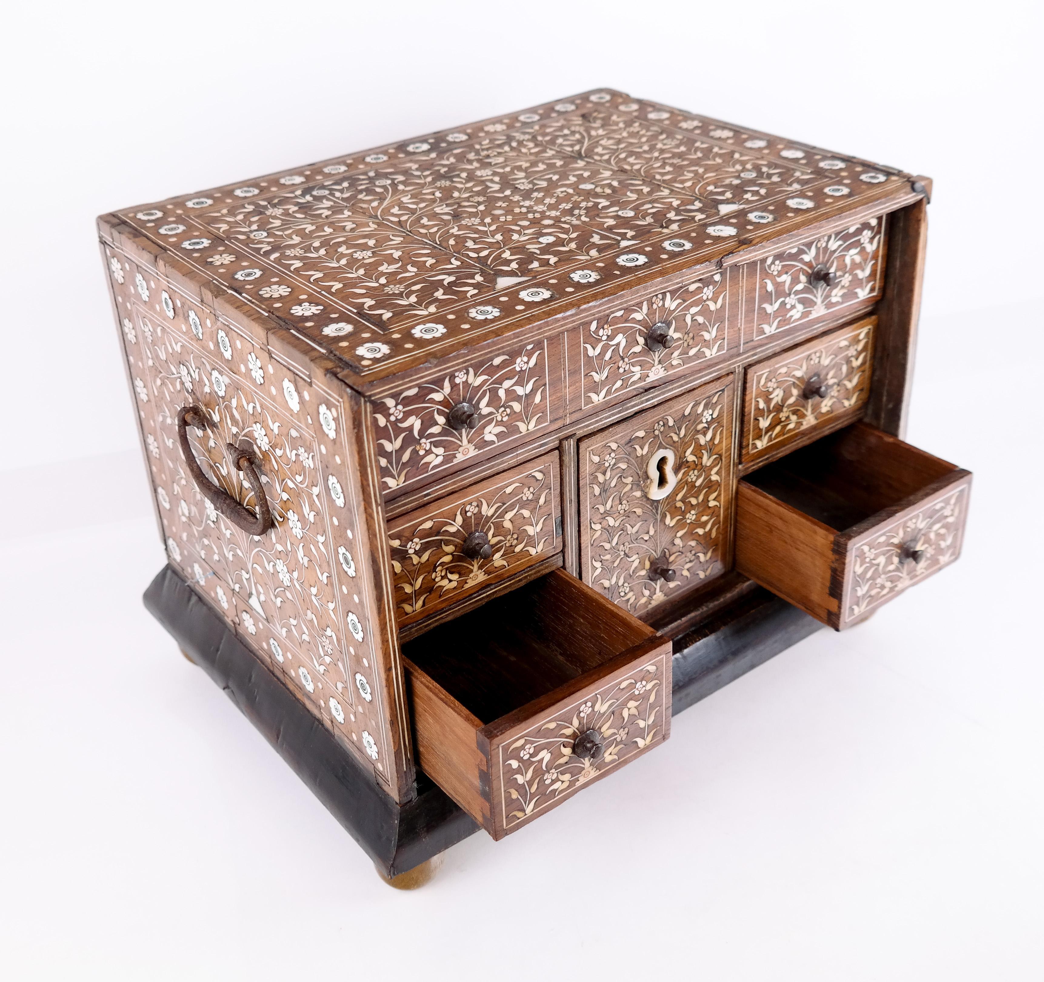 Armario de mesa con incrustaciones siglo XIX en venta
