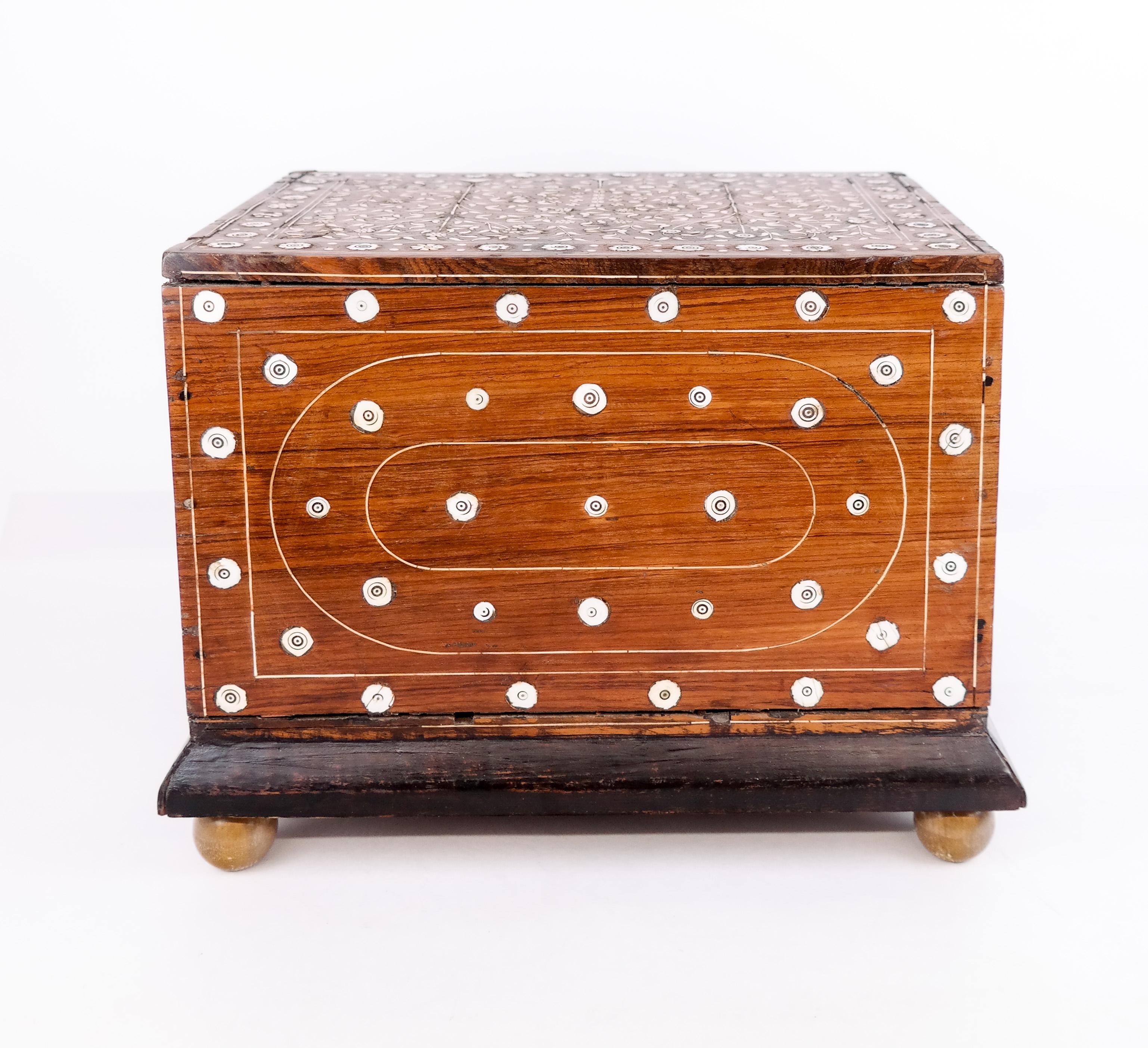 Armario de mesa con incrustaciones en venta 1