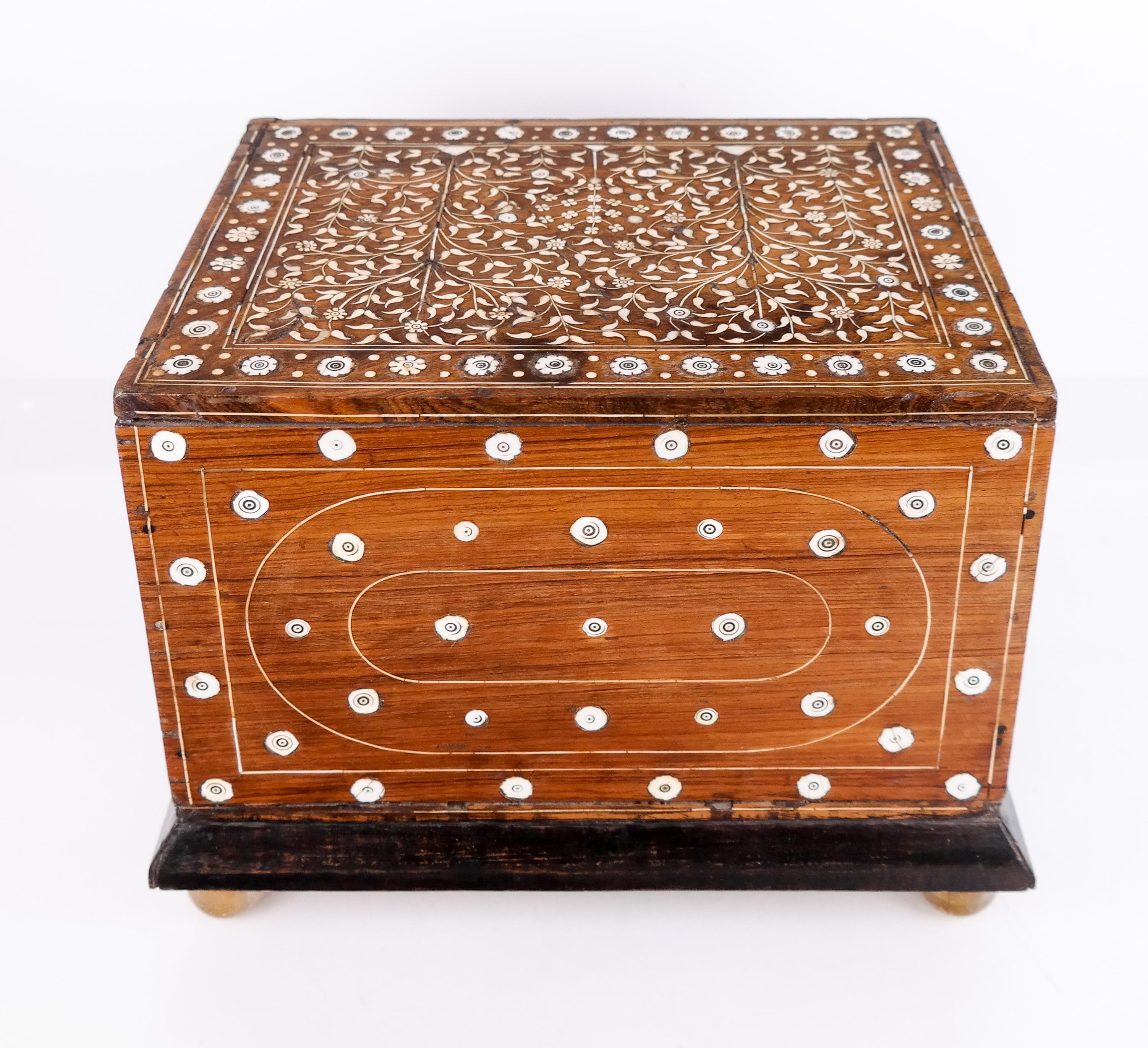 Armario de mesa con incrustaciones en venta 2