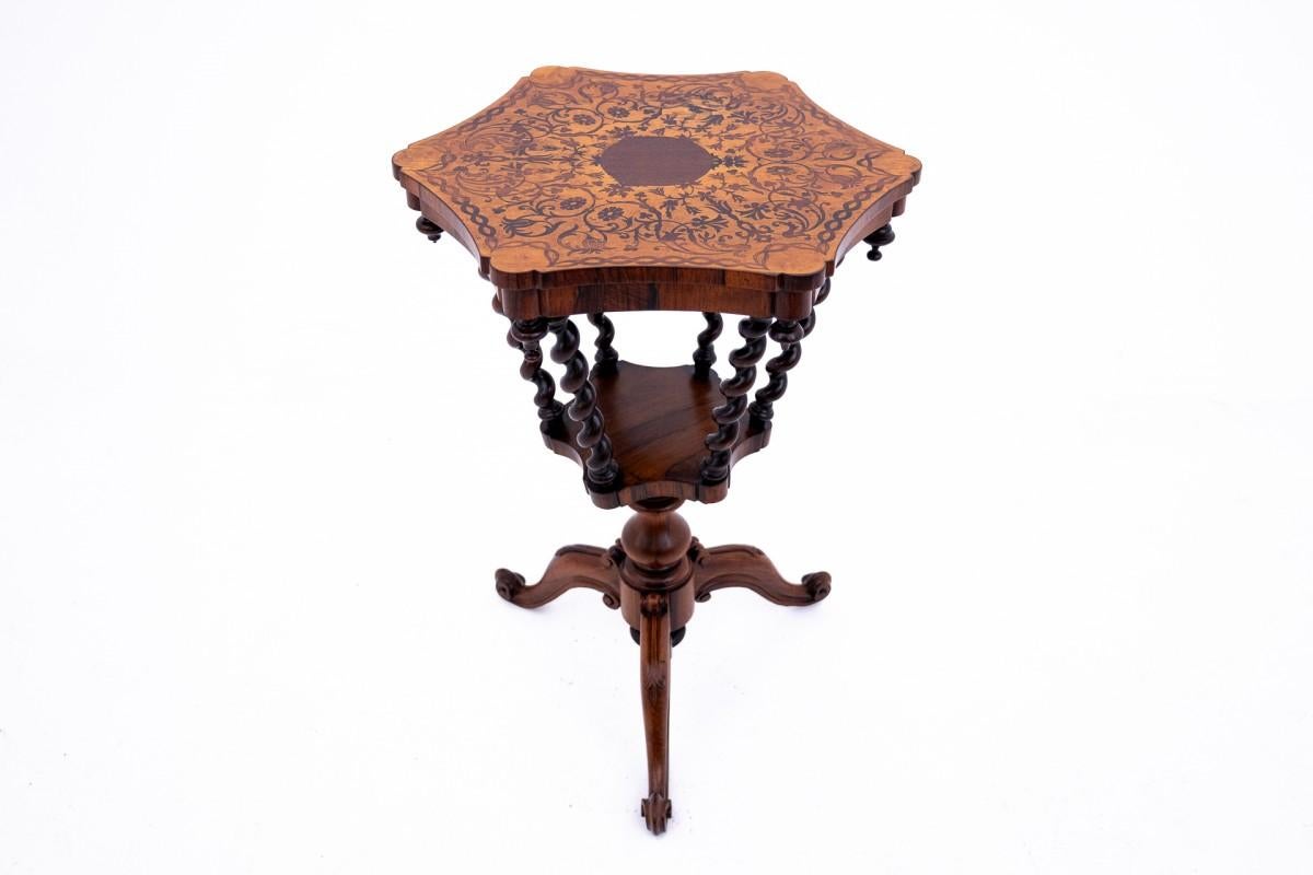 Antique table from France, circa 1880.

The furniture is in very good condition, after professional renovation.

Dimensions: height 71 cm / diameter 50 cm