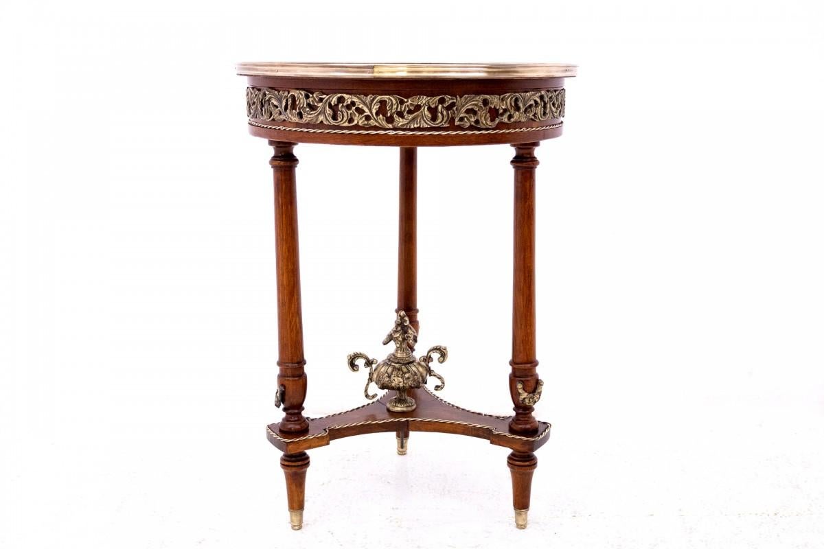 Table ancienne à plateau marqueté datant d'environ 1920, France.

Table en très bon état, après rénovation professionnelle.

Dimensions : hauteur 75 cm / diamètre 56 cm