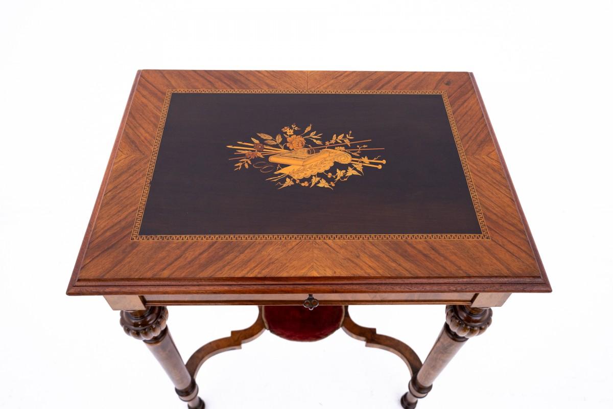  Tisch mit Intarsien - Faden, Nussbaum, Nordeuropa, um 1880. Nach der Renovierung im Zustand „Gut“ im Angebot in Chorzów, PL