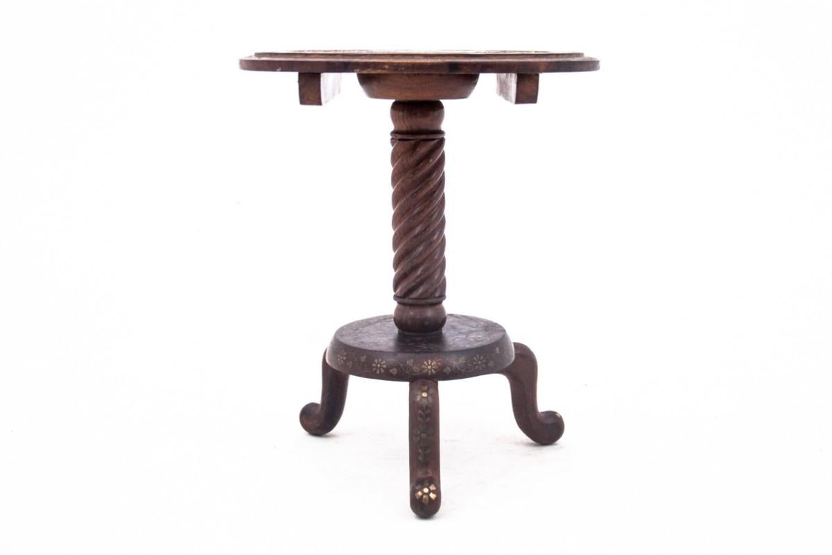 Table marquetée.

Dimensions : hauteur 54 cm / diamètre 46 cm