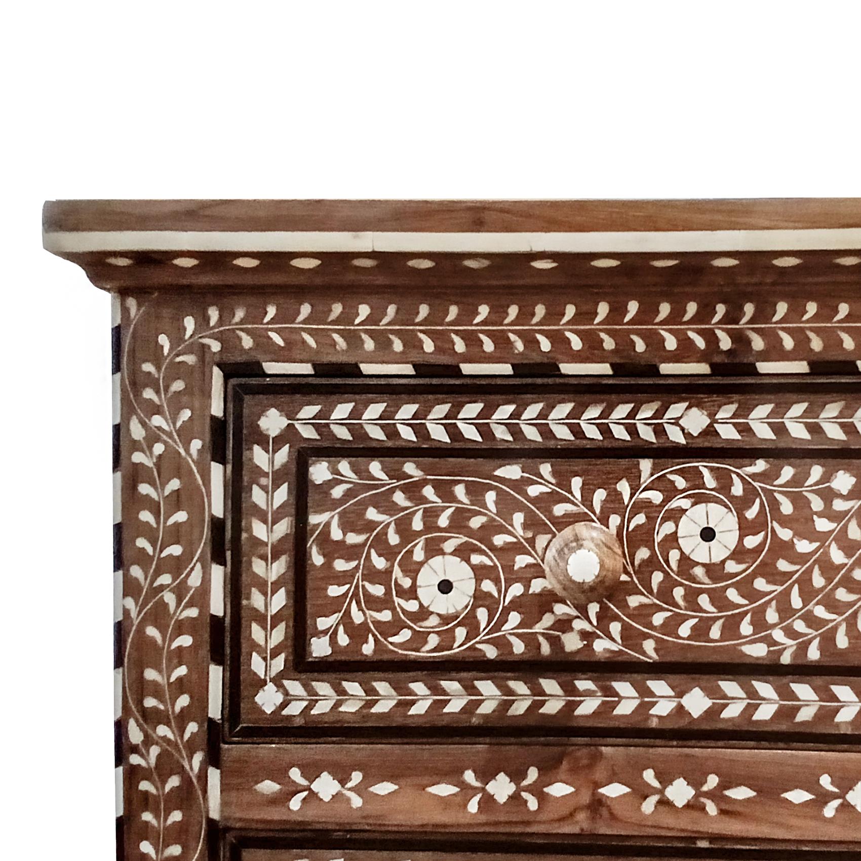 Cassettiera in teak intarsiato in vendita 4