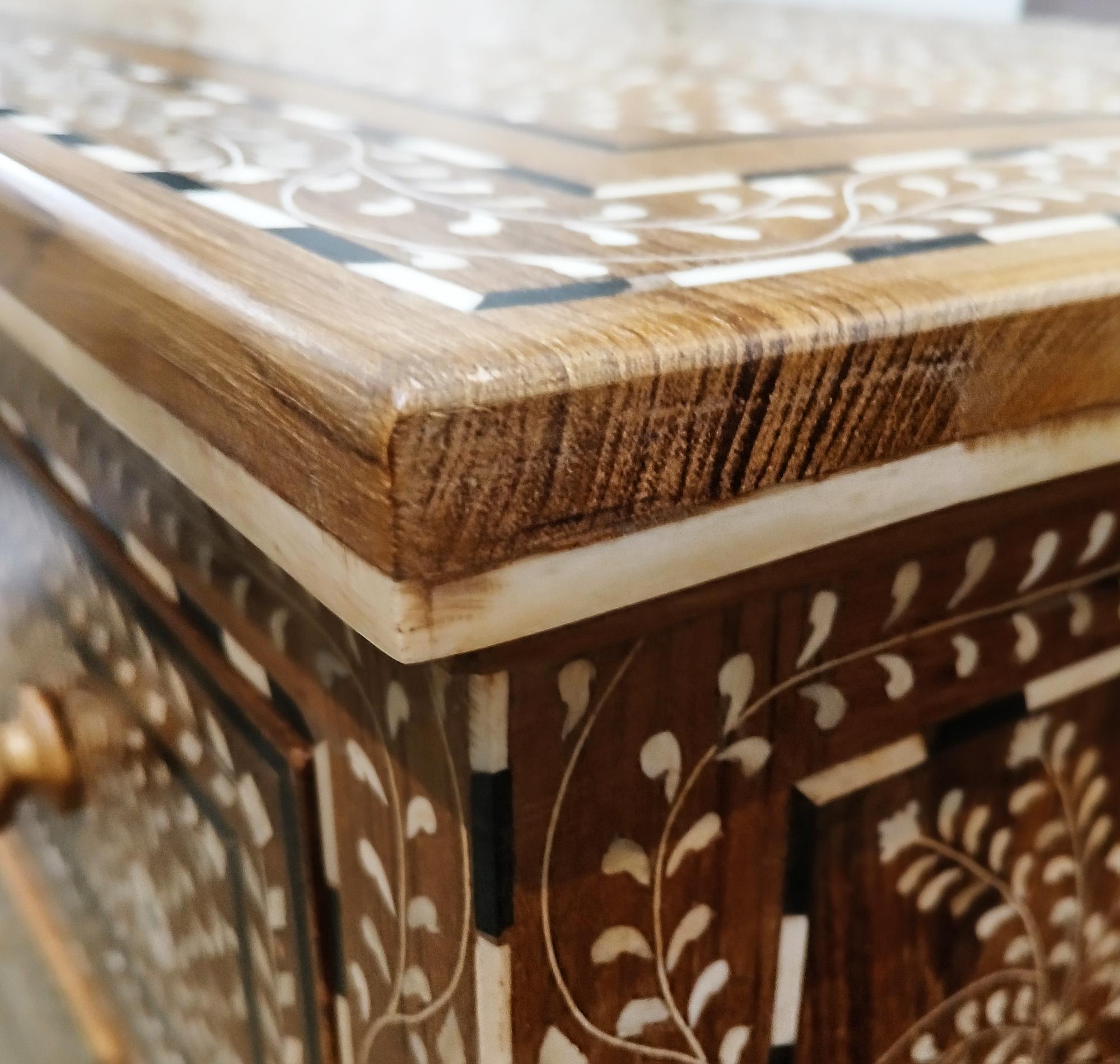 Cassettiera in teak intarsiato in vendita 5