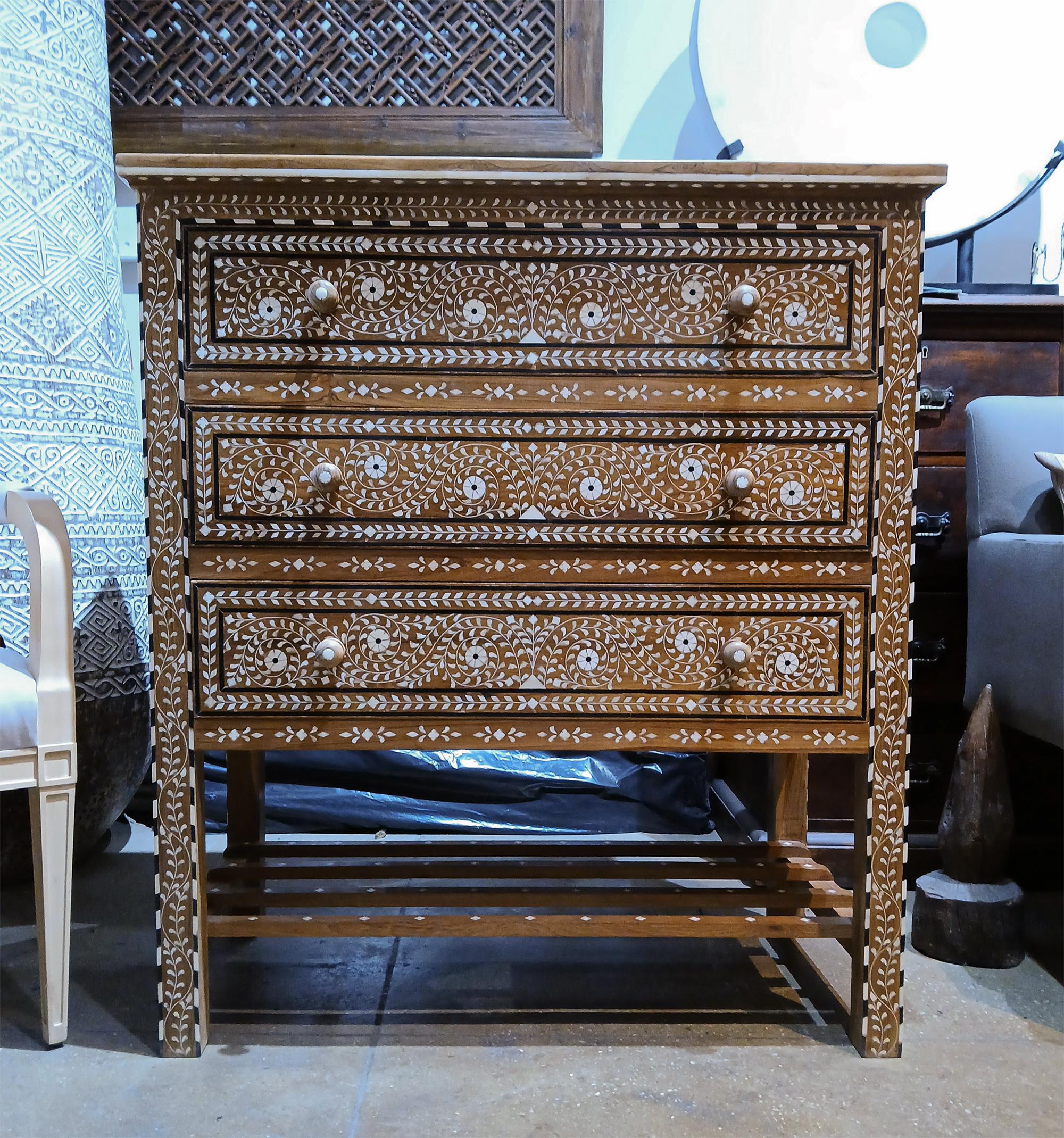 Cassettiera in teak intarsiato in vendita 7