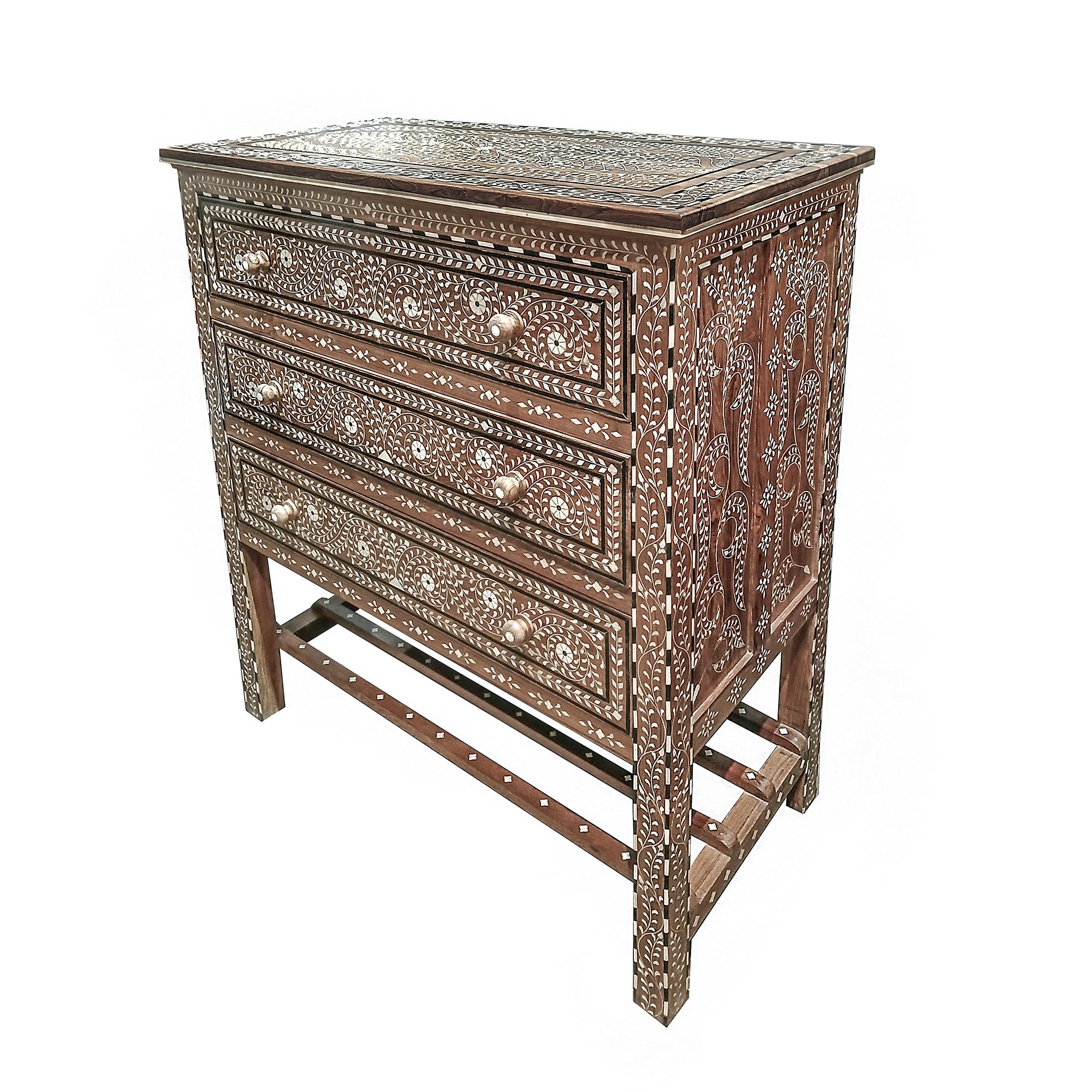 Anglo-indiano Cassettiera in teak intarsiato in vendita