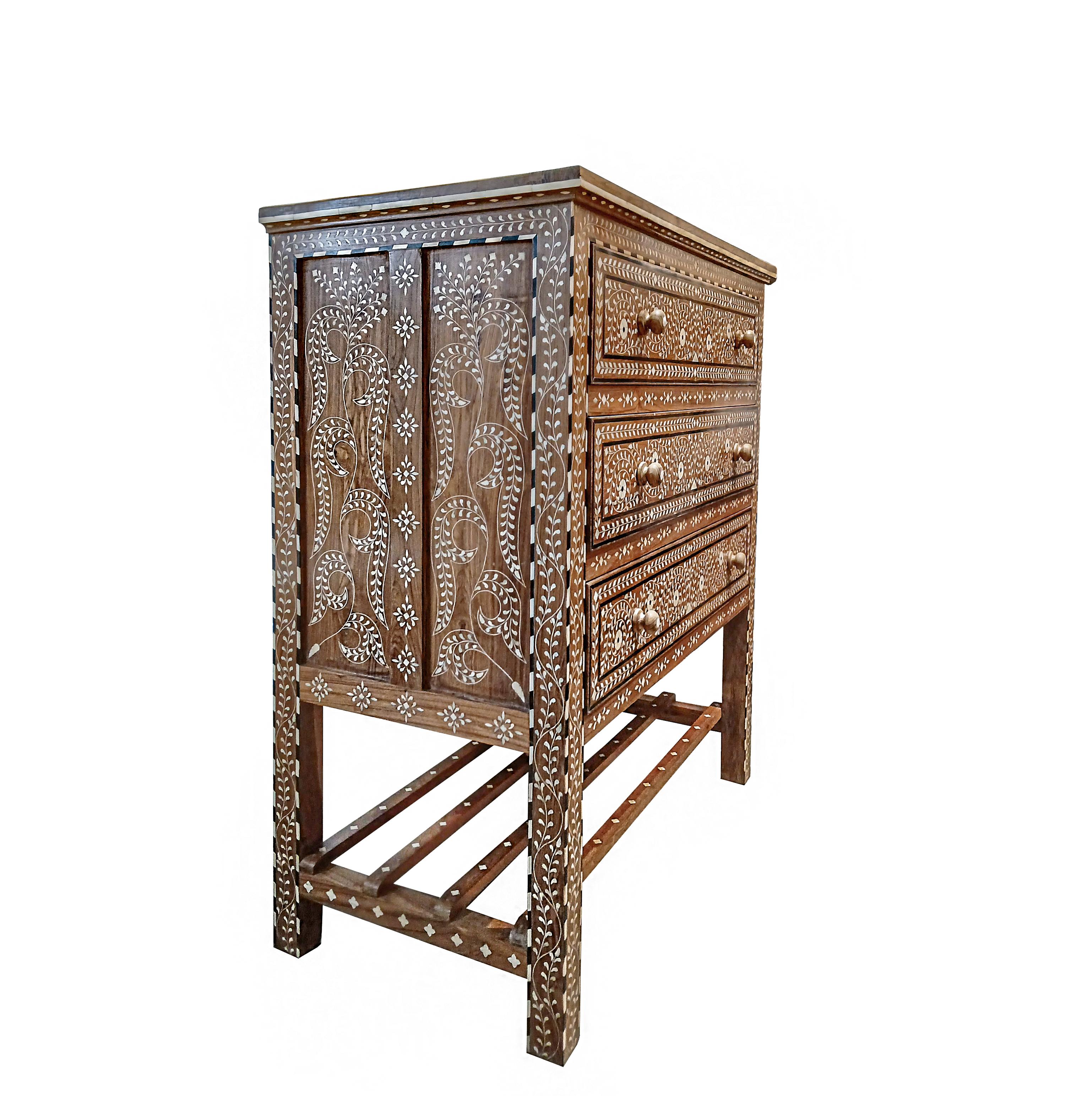 Indiano Cassettiera in teak intarsiato in vendita