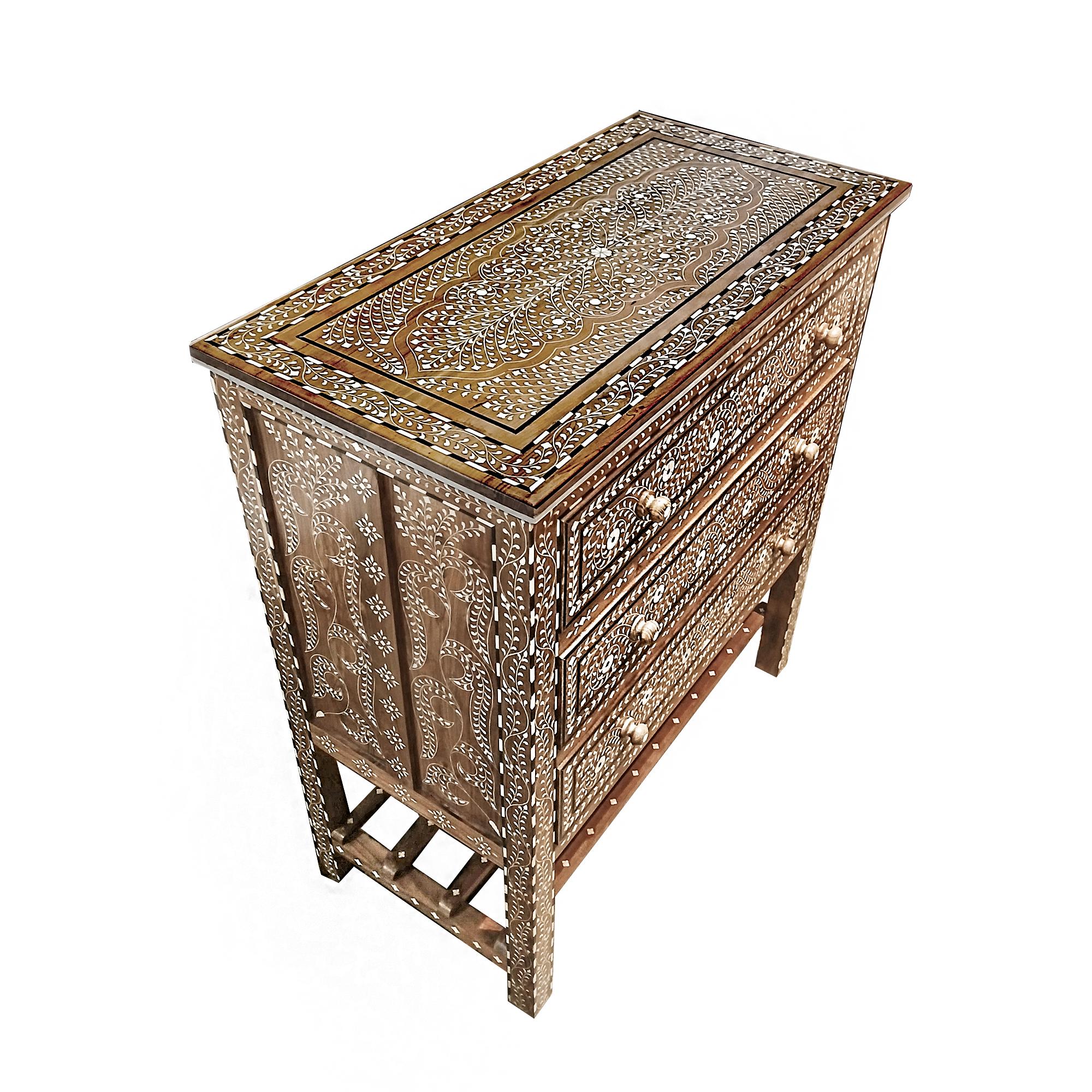 Fatto a mano Inlaid Teak Chest of Drawers in vendita