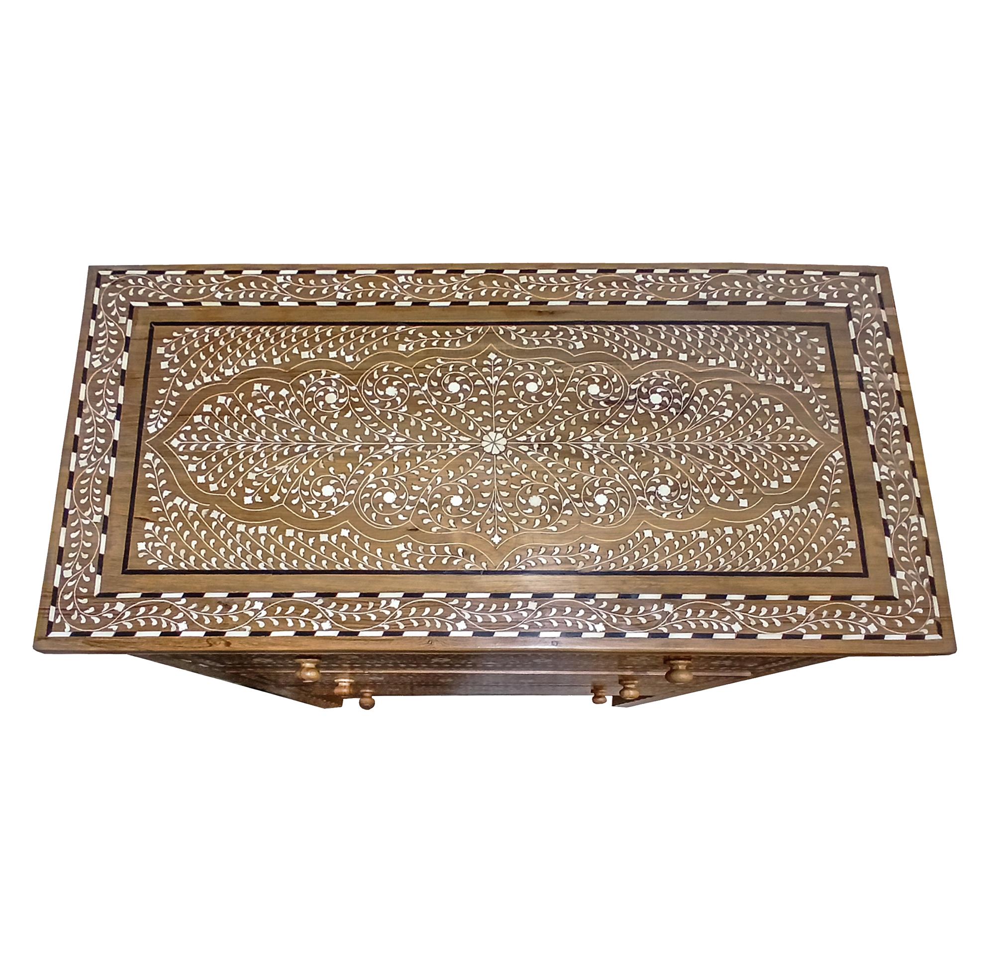 Cassettiera in teak intarsiato in vendita 1