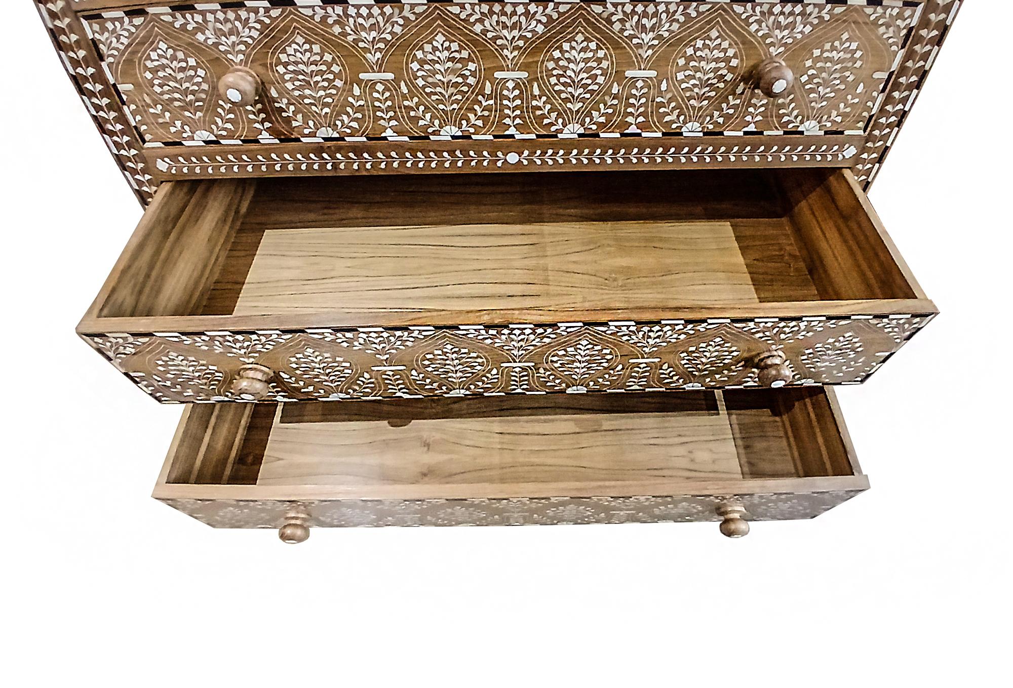 Kommode aus Teakholz mit Intarsien aus Indien im Angebot 2