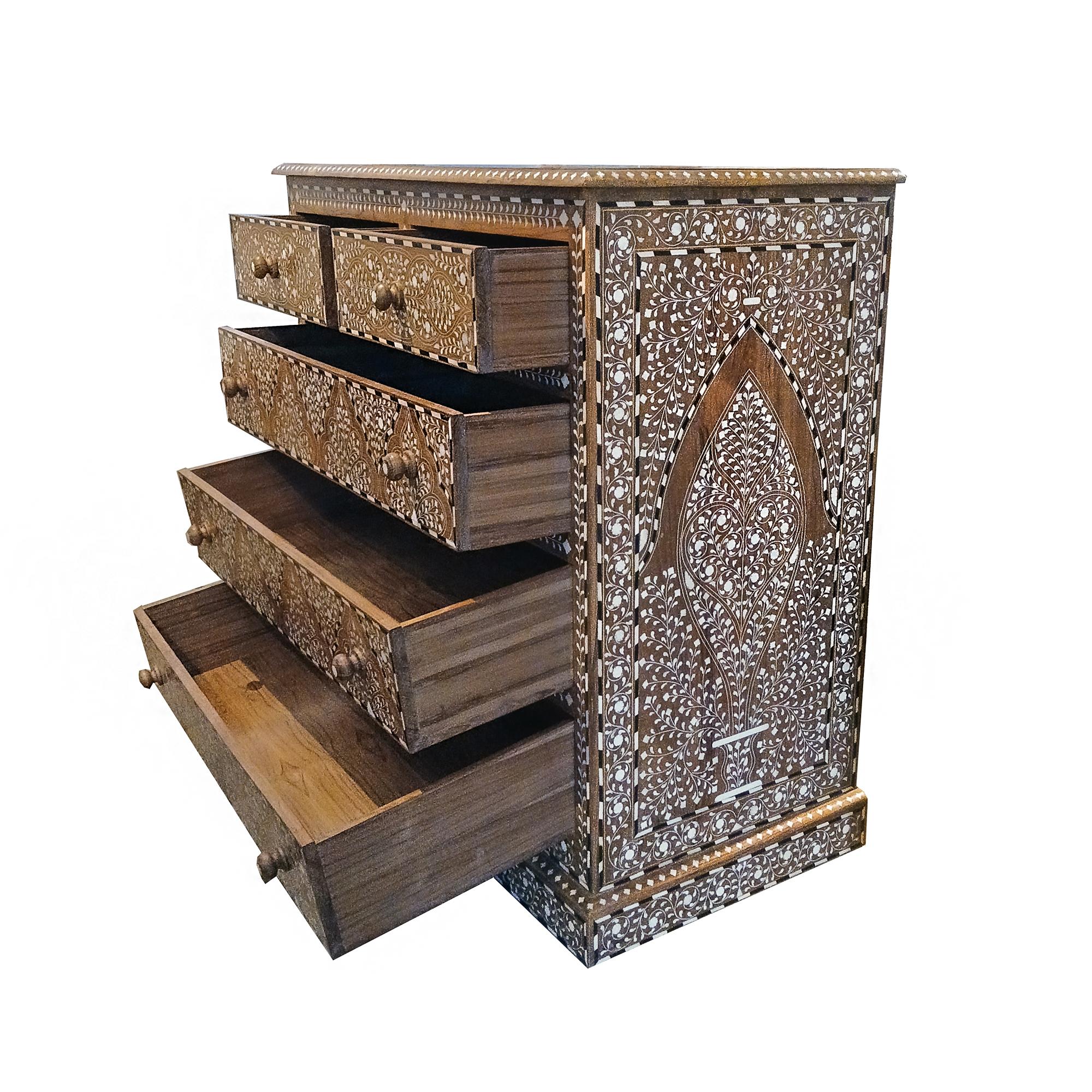Cassettiera in teak intarsiato dall'India in vendita 2