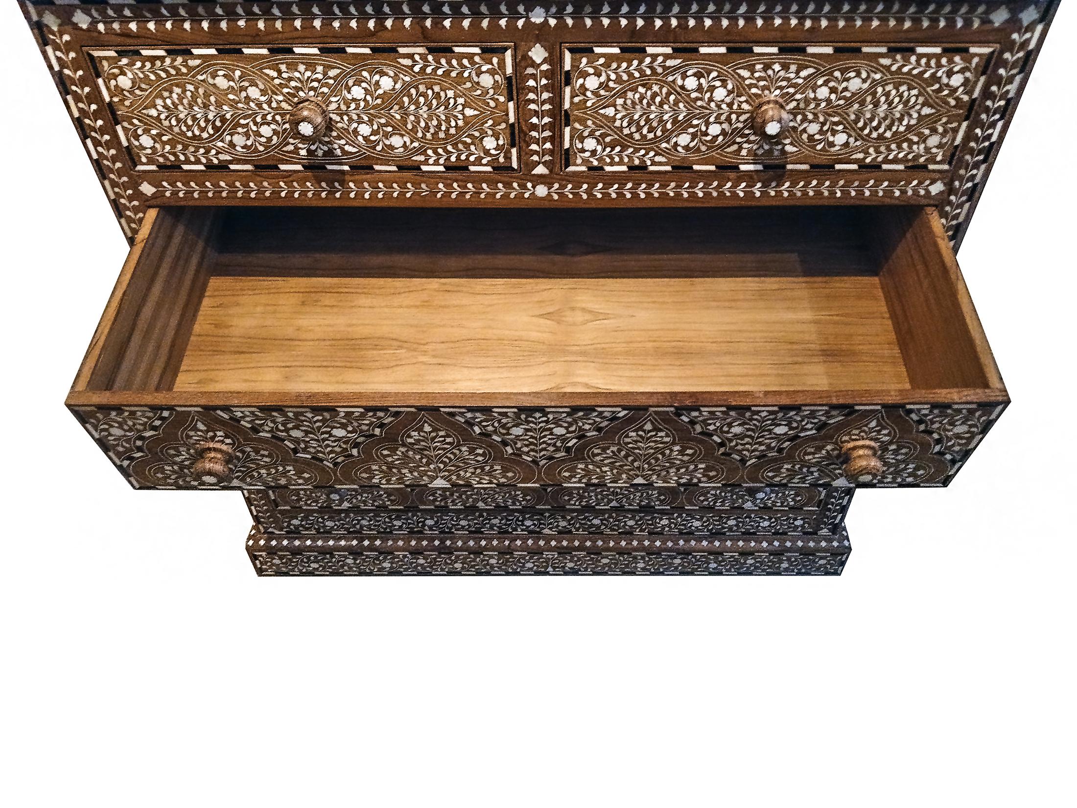 Cassettiera in teak intarsiato dall'India in vendita 3