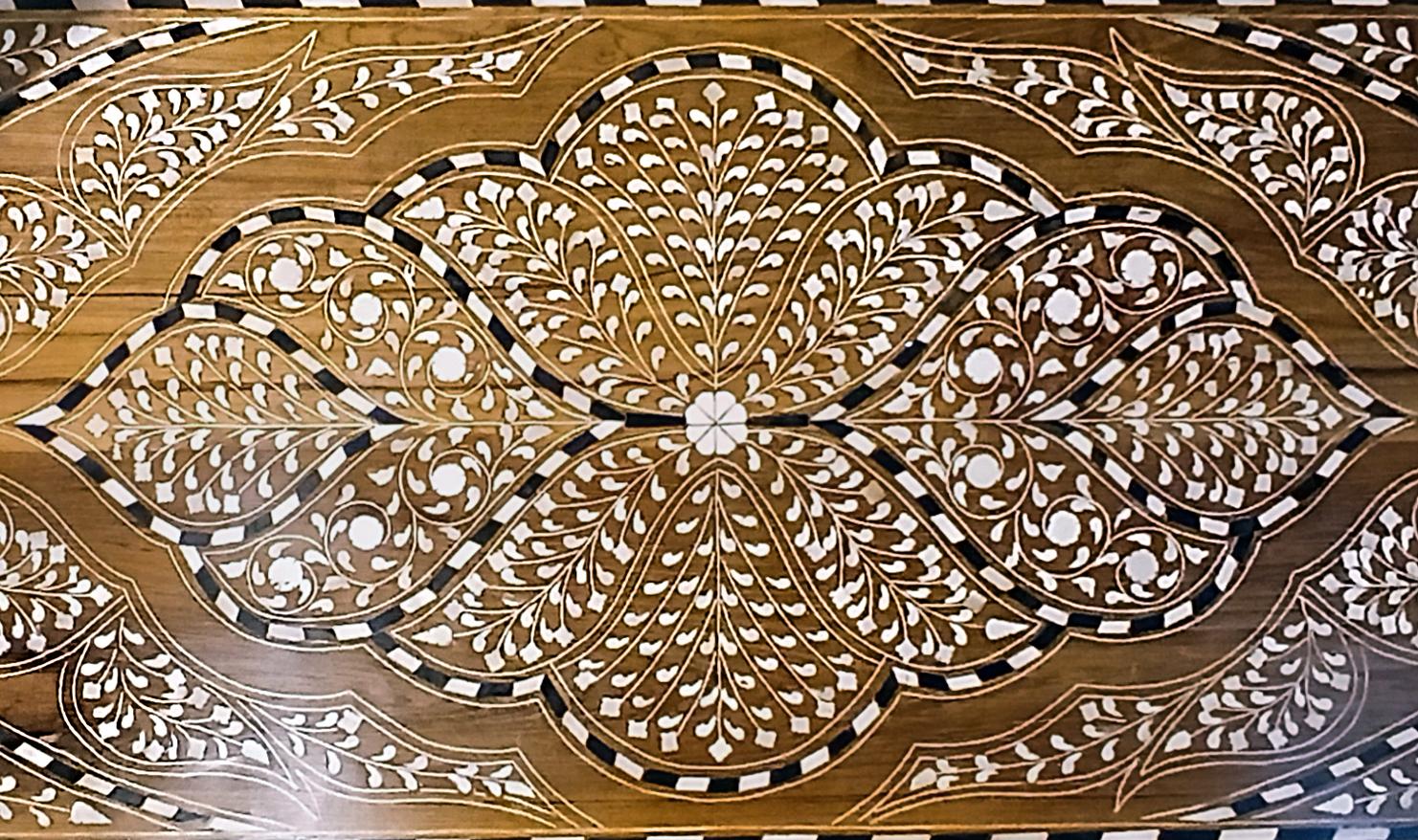 Cassettiera in teak intarsiato dall'India in vendita 4