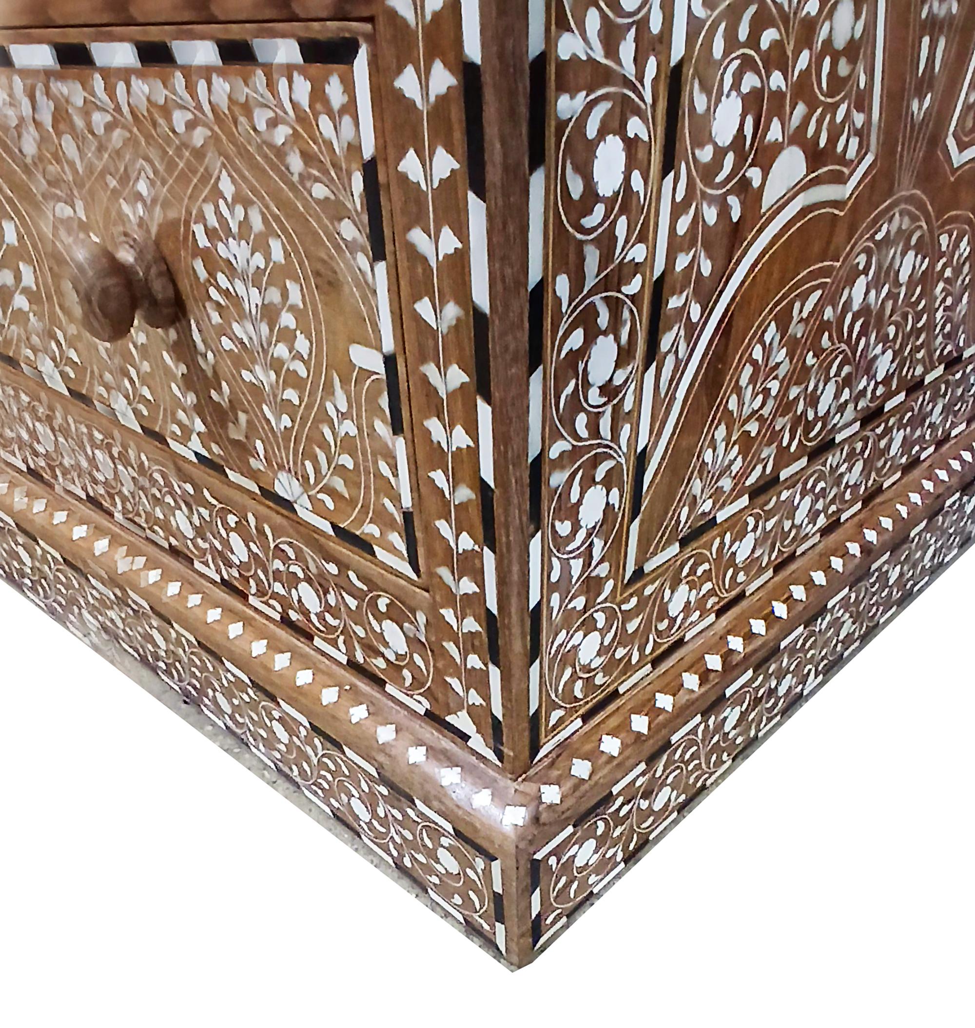 Kommode aus Teakholz mit Intarsien aus Indien im Angebot 6