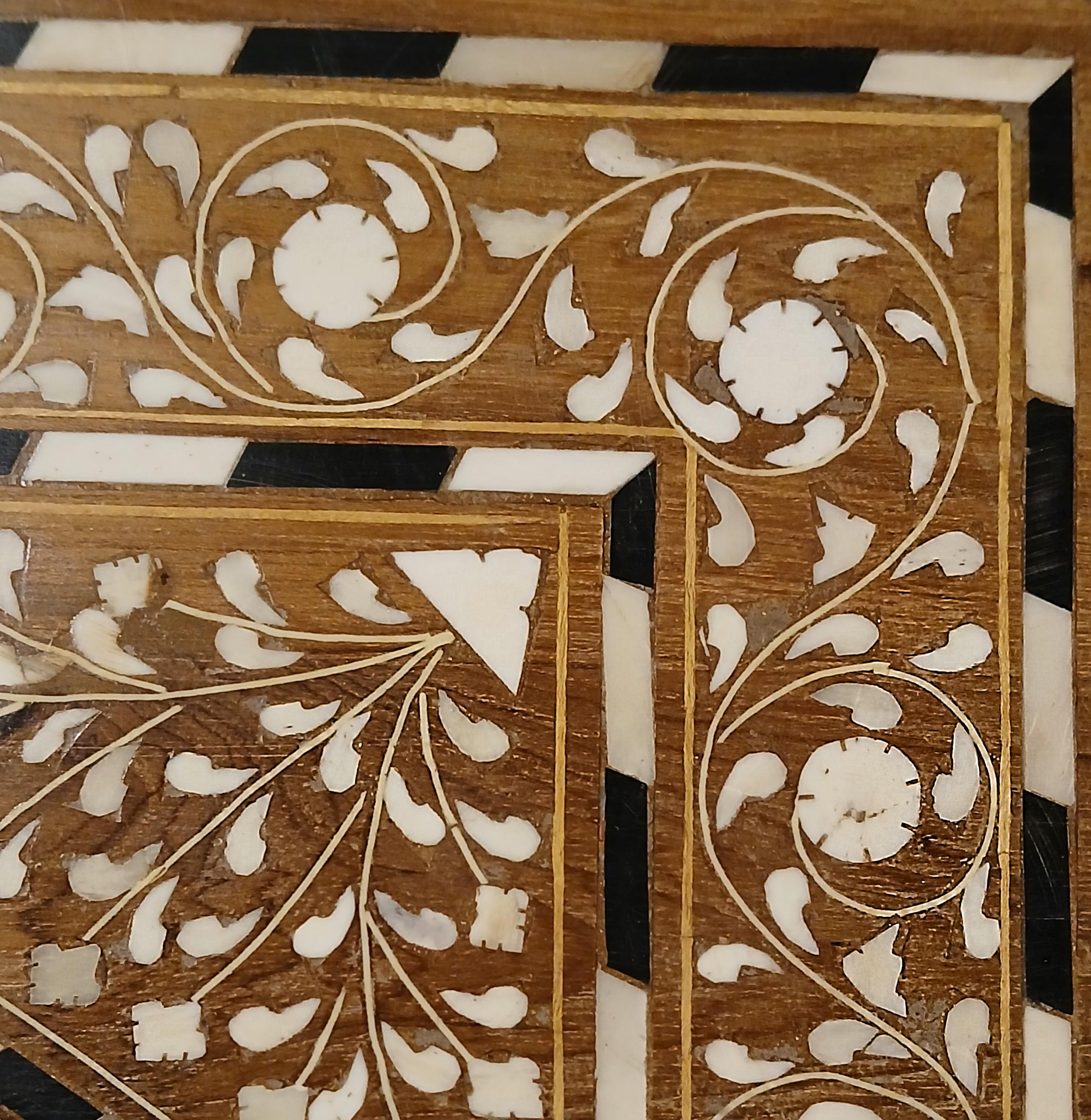 Cassettiera in teak intarsiato dall'India in vendita 6