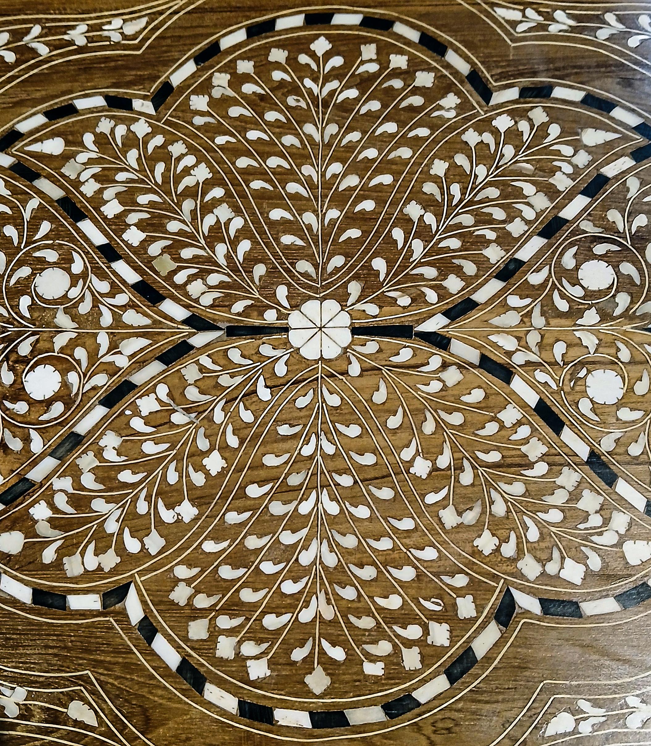 Cassettiera in teak intarsiato dall'India in vendita 7