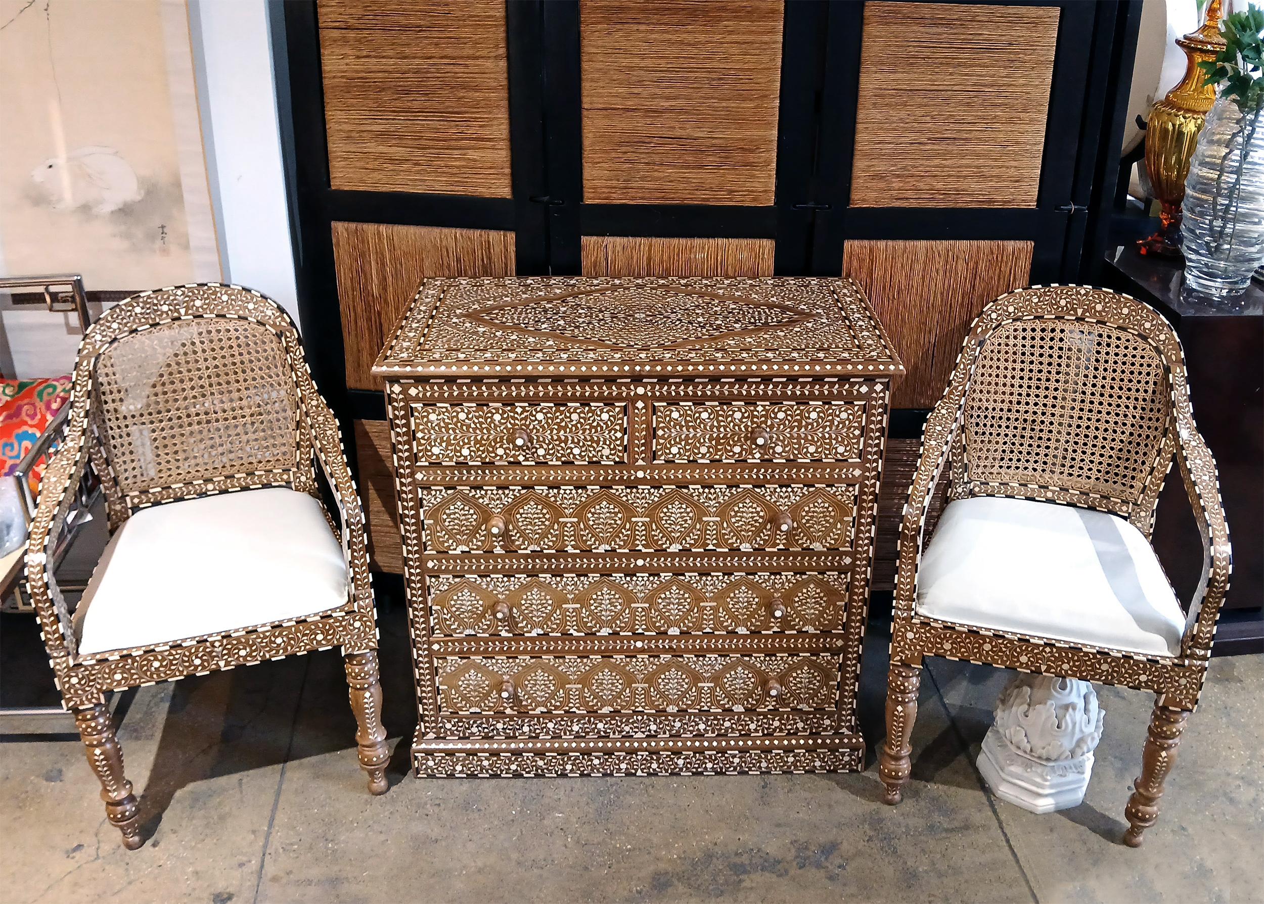 Kommode aus Teakholz mit Intarsien aus Indien im Angebot 9